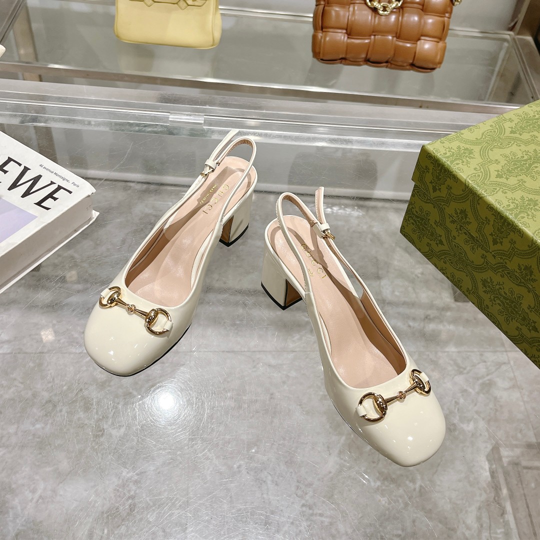 NO:167137,9011-3 White (35-41)) This light-mouth shoe is designed with patent leather, and is crafted and integrated with classic horse buckle styling accessories. The round toe and adjustable ankle buckle design complement each other, interpreting the academy style. White patent leather Women's light gold tone accessories Horse buckle Round toe Leather sole Adjustable ankle buckle Medium heel Heel Heel 7.5 cm, sandals, sandals198609099011-3 白（35-41））这款浅口鞋甄选漆皮打造,匠心融蕴经典马衔扣造型配件.圆头和可调节脚踝搭扣设计相得益彰,演绎学院风格. 白色漆皮 女士 浅金色调配件 马衔扣 圆头 皮革鞋底 可调节脚踝搭扣 中跟 高7.5厘米,凉鞋,sandals,Women's Shoes