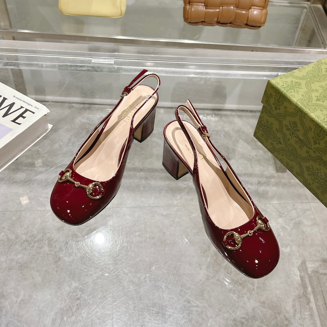 NO:167139,9011-3 Burgundy (35-41)) This light-mouth shoe is designed with patent leather, and is crafted and integrated with classic horse buckle styling accessories. The round toe and adjustable ankle buckle design complement each other to interpret the college style. Burgundy patent leather Women's light gold tone accessories Horse buckle Round toe Leather sole Adjustable ankle buckle Medium heel Heel 7.5 cm, sandals, sandals198609099011-3 酒红（35-41））这款浅口鞋甄选漆皮打造,匠心融蕴经典马衔扣造型配件.圆头和可调节脚踝搭扣设计相得益彰,演绎学院风格. 酒红色漆皮 女士 浅金色调配件 马衔扣 圆头 皮革鞋底 可调节脚踝搭扣 中跟 高7.5厘米,凉鞋,sandals,Women's Shoes