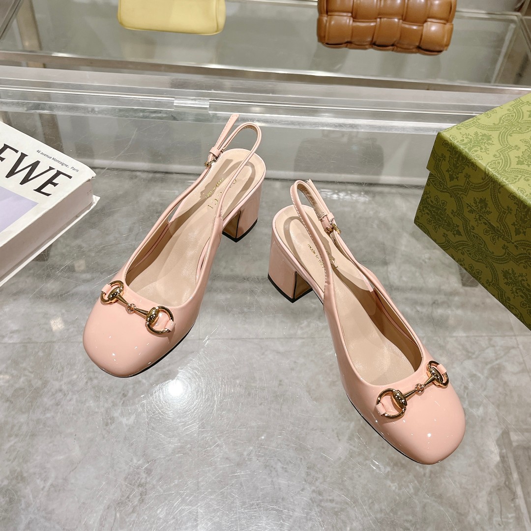 NO:167141,9011-3 thread powder (35-41)) This light-mouth shoe is designed with patent leather, and is crafted and integrated with classic horse buckle styling accessories. The round toe and adjustable ankle buckle design complement each other, interpreting the academy style. Pink patent leather for women, light gold tone accessories, horse buckle buckle round toe leather sole, adjustable ankle buckle mid-heel height 7.5 cm, sandals, sandals198609099011-3 线粉（35-41））这款浅口鞋甄选漆皮打造,匠心融蕴经典马衔扣造型配件.圆头和可调节脚踝搭扣设计相得益彰,演绎学院风格. 线粉色漆皮 女士 浅金色调配件 马衔扣 圆头 皮革鞋底 可调节脚踝搭扣 中跟 高7.5厘米,凉鞋,sandals,Women's Shoes