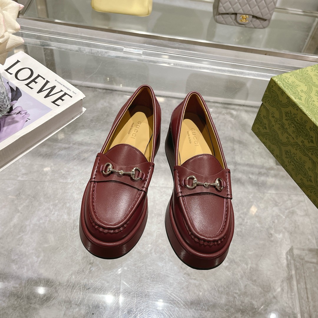 NO:389743,815 Brew Red (35-41) brand classic elements inject a timeless style into this exquisite horse-bit loafer. Glossy leather and light gold tones complement each other. Wedge details inject a unique and innovative style into the classic style. Brew Red leather Women's Light Gold tones accessories Horse-bit Leather sole with rubber sole Flat Sole Front sole 2.5 cm high; rear heel height 5 cm, single shoes, loafers19860909815 酒红（35-41）品牌经典元素为这款精致的马衔扣乐福鞋注入隽永格调.光面皮革与浅金色调配件相得益彰.坡跟细节为经典款式注入个性新意. 酒红色皮革 女士 浅金色调配件 马衔扣 皮革鞋底搭配橡胶鞋底 平底 前鞋底高2.5厘米；后鞋跟高5厘米,单鞋,loafers,Women's Shoes