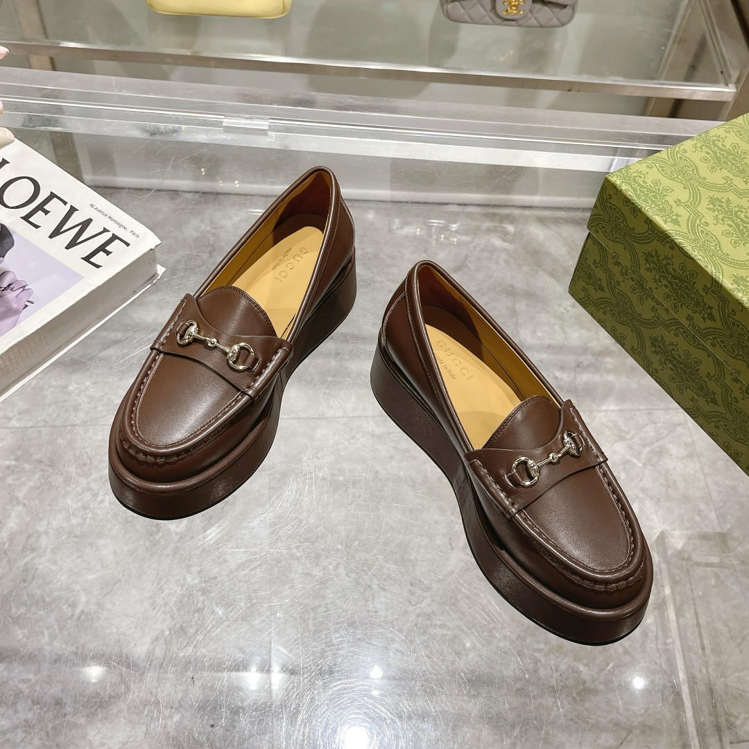 NO:389756,815 Brown (35-41) brand classic elements inject a timeless style into this exquisite horse-bit loafer. Glossy leather and light gold tones complement each other. Wedge details inject a new personality into the classic style. Brown leather Women's Light gold tones accessories Horse-bit Leather sole with rubber sole Flat Sole Front sole 2.5 cm high; Back heel height 5 cm, single shoes, loafers19860909815 棕（35-41）品牌经典元素为这款精致的马衔扣乐福鞋注入隽永格调.光面皮革与浅金色调配件相得益彰.坡跟细节为经典款式注入个性新意. 棕色皮革 女士 浅金色调配件 马衔扣 皮革鞋底搭配橡胶鞋底 平底 前鞋底高2.5厘米；后鞋跟高5厘米,单鞋,loafers,Women's Shoes