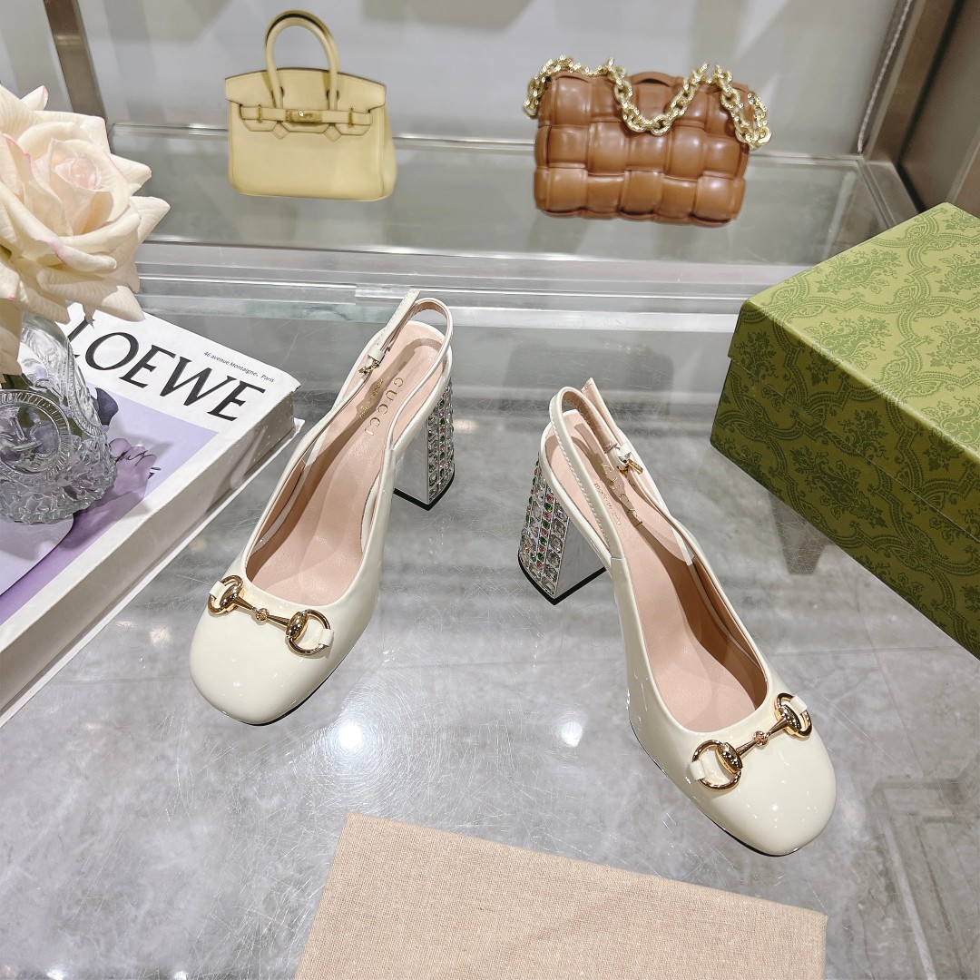 NO:167143,9011-6 Beibai (35-41) This light-mouth shoe is made of patent leather, and is crafted and integrated with classic horse buckle styling accessories. The round toe and adjustable ankle buckle design complement each other to interpret the academy style. White patent leather Women's light gold tone accessories Horse buckle Round toe Leather sole Adjustable ankle buckle Diamond heel Heel 9.5 cm, sandals, sandals198609099011-6 米白（35-41）这款浅口鞋甄选漆皮打造,匠心融蕴经典马衔扣造型配件.圆头和可调节脚踝搭扣设计相得益彰,演绎学院风格. 白色漆皮 女士 浅金色调配件 马衔扣 圆头 皮革鞋底 可调节脚踝搭扣 镶钻后跟 高9.5厘米,凉鞋,sandals,Women's Shoes