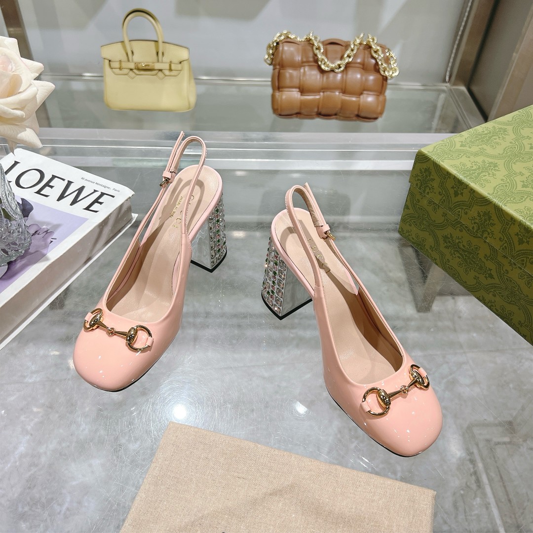 NO:389688,9011-6 Light Pink (35-41) This light-mouth shoe is made of patent leather, and is crafted and integrated with classic horse buckle styling accessories. The round toe and adjustable ankle buckle design complement each other to interpret the academy style. Light pink patent leather Women's light gold tone accessories Horse buckle Round toe leather sole Adjustable ankle buckle Diamond heel Height 9.5 cm, sandals, sandals198609099011-6 浅粉（35-41）这款浅口鞋甄选漆皮打造,匠心融蕴经典马衔扣造型配件.圆头和可调节脚踝搭扣设计相得益彰,演绎学院风格. 浅粉色漆皮 女士 浅金色调配件 马衔扣 圆头 皮革鞋底 可调节脚踝搭扣 镶钻后跟 高9.5厘米,凉鞋,sandals,Women's Shoes