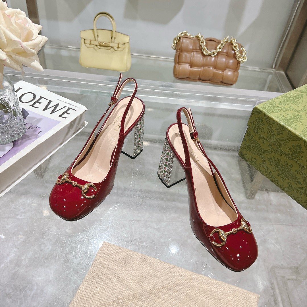 NO:167145,9011-6 Burgundy (35-41) This light-mouth shoe is made of patent leather, and is crafted and integrated with classic horse buckle styling accessories. The round toe and adjustable ankle buckle design complement each other to interpret the college style. Burgundy patent leather Women's light gold tone accessories Horse buckle Round toe leather sole Adjustable ankle buckle Diamond heel Height 9.5 cm, sandals, sandals198609099011-6 酒红（35-41）这款浅口鞋甄选漆皮打造,匠心融蕴经典马衔扣造型配件.圆头和可调节脚踝搭扣设计相得益彰,演绎学院风格. 酒红色漆皮 女士 浅金色调配件 马衔扣 圆头 皮革鞋底 可调节脚踝搭扣 镶钻后跟 高9.5厘米,凉鞋,sandals,Women's Shoes