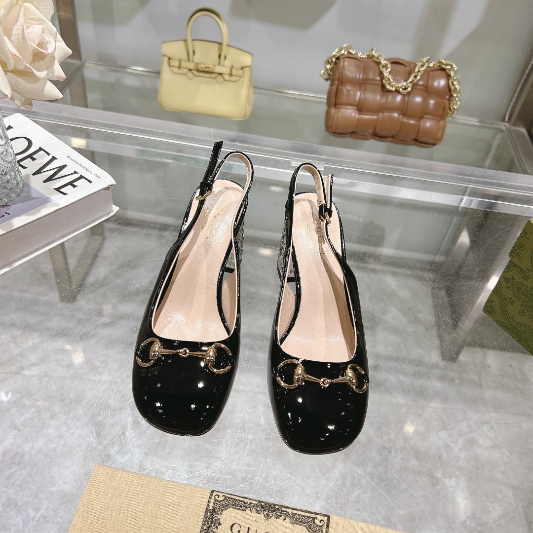 NO:167130,9011-3A Black (35-41) This light-mouth shoe is designed with patent leather, and is crafted and integrated with classic horse buckle styling accessories. The round toe and adjustable ankle buckle design complement each other, interpreting the academy style. Black patent leather Women's light gold tone accessories Horse buckle Round toe leather sole Adjustable ankle buckle Diamond heel Heel Heel 6.5 cm, sandals198609099011-3A黑（35-41）这款浅口鞋甄选漆皮打造,匠心融蕴经典马衔扣造型配件.圆头和可调节脚踝搭扣设计相得益彰,演绎学院风格. 黑色漆皮 女士 浅金色调配件 马衔扣 圆头 皮革鞋底 可调节脚踝搭扣 镶钻后跟 高6.5厘米,凉鞋,sandals,Women's Shoes