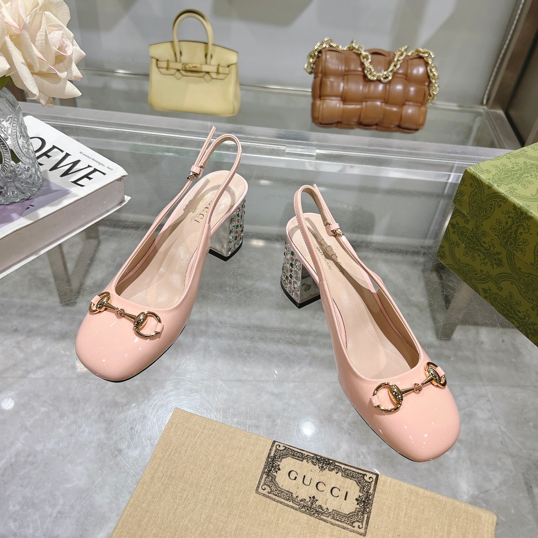 NO:167132,9011-3A Light Pink (35-41) This light-mouth shoe is designed with patent leather, and is crafted and integrated with classic horse buckle styling accessories. The round toe and adjustable ankle buckle design complement each other to interpret the academy style. Light pink patent leather Women's light gold tone accessories Horse buckle Round toe leather sole Adjustable ankle buckle Diamond heel Height 6.5 cm, sandals, sandals198609099011-3A 浅粉（35-41）这款浅口鞋甄选漆皮打造,匠心融蕴经典马衔扣造型配件.圆头和可调节脚踝搭扣设计相得益彰,演绎学院风格. 浅粉色漆皮 女士 浅金色调配件 马衔扣 圆头 皮革鞋底 可调节脚踝搭扣 镶钻后跟 高6.5厘米,凉鞋,sandals,Women's Shoes