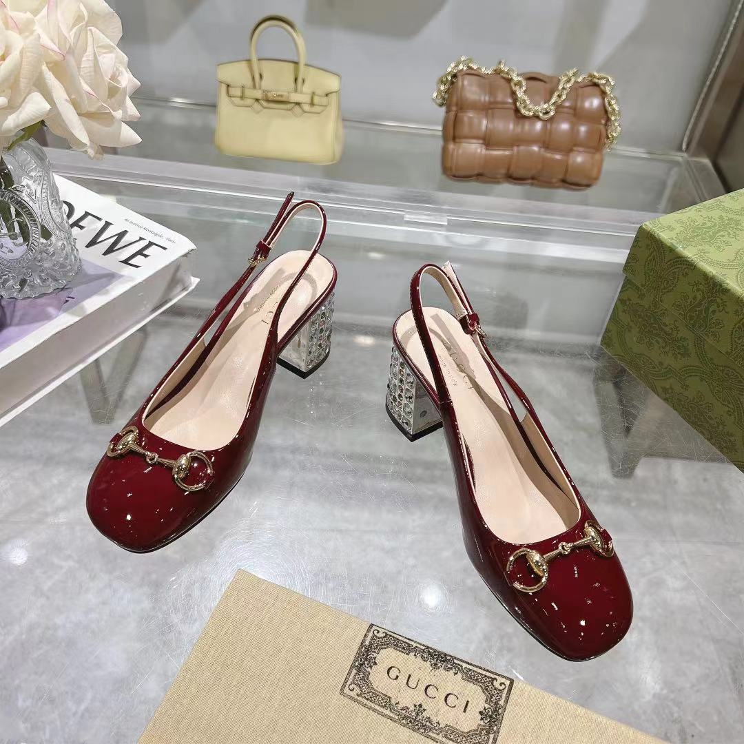 NO:167136,9011-3A Burgundy (35-41) This light-mouth shoe is designed with patent leather, and is crafted and integrated with classic horse buckle styling accessories. The round toe and adjustable ankle buckle design complement each other to interpret the academy style. Burgundy patent leather Women's light gold tone accessories Horse buckle Round toe leather sole Adjustable ankle buckle Diamond heel Heel Heel 6.5 cm, sandals198609099011-3A 酒红（35-41）这款浅口鞋甄选漆皮打造,匠心融蕴经典马衔扣造型配件.圆头和可调节脚踝搭扣设计相得益彰,演绎学院风格. 酒红色漆皮 女士 浅金色调配件 马衔扣 圆头 皮革鞋底 可调节脚踝搭扣 镶钻后跟 高6.5厘米,凉鞋,sandals,Women's Shoes