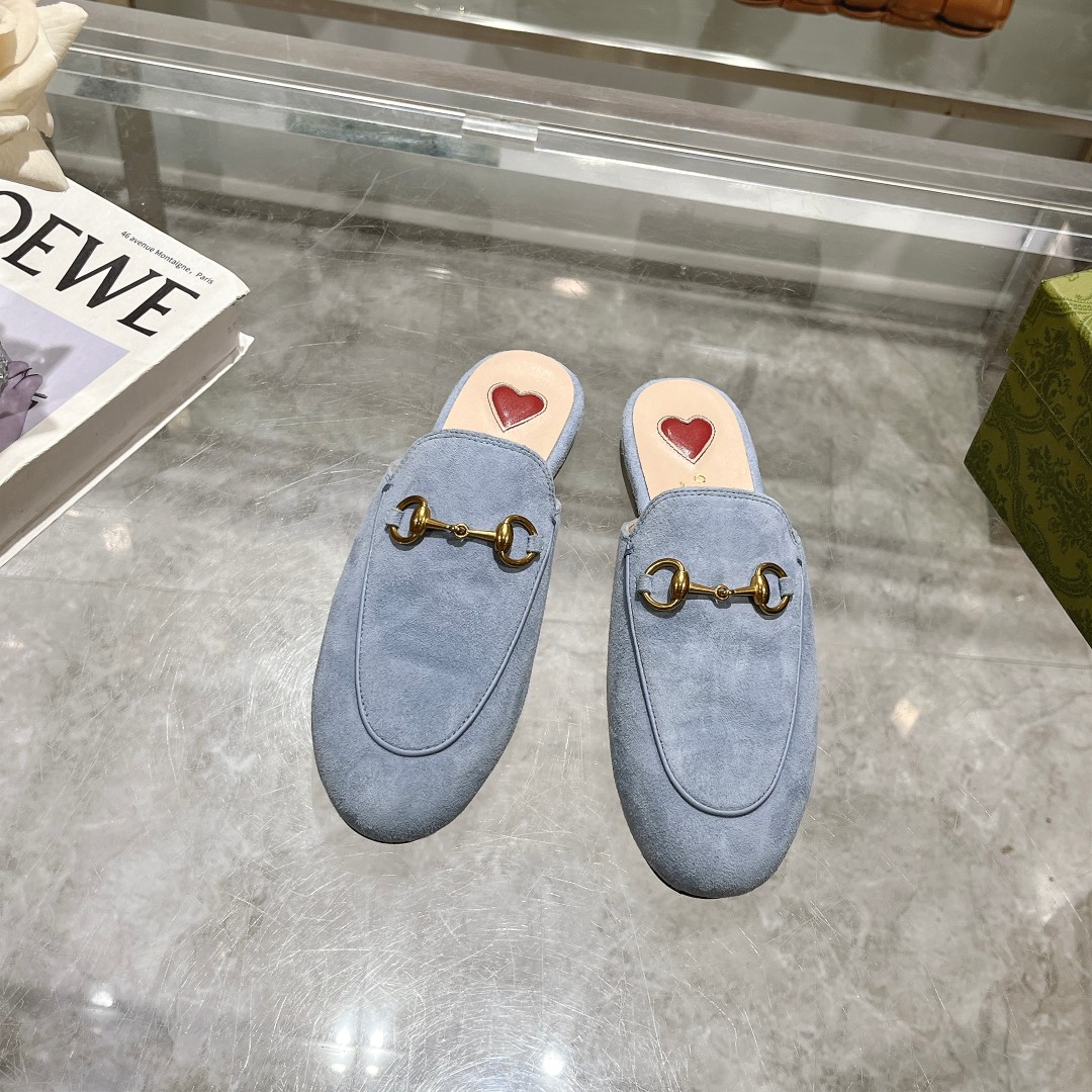 NO:389921,1803-10 Light blue (35-41) 41-order Princetown series slippers are made of classic leather fabrics with the iconic gold tone horse buckle for a shocking effect. Light blue leather Women's style Horse buckle details Leather sole Flat 1 cm heel, semi-trail, slippers198609091803-10 浅蓝（35-41）41订Princetown系列拖鞋采用品牌经典的皮革面料,配以标志性的金色调马衔扣,呈现震撼效果. 浅蓝色皮革 女士款 马衔扣细节 皮革鞋底 平底 1厘米鞋跟,半拖,slippers,Women's Shoes