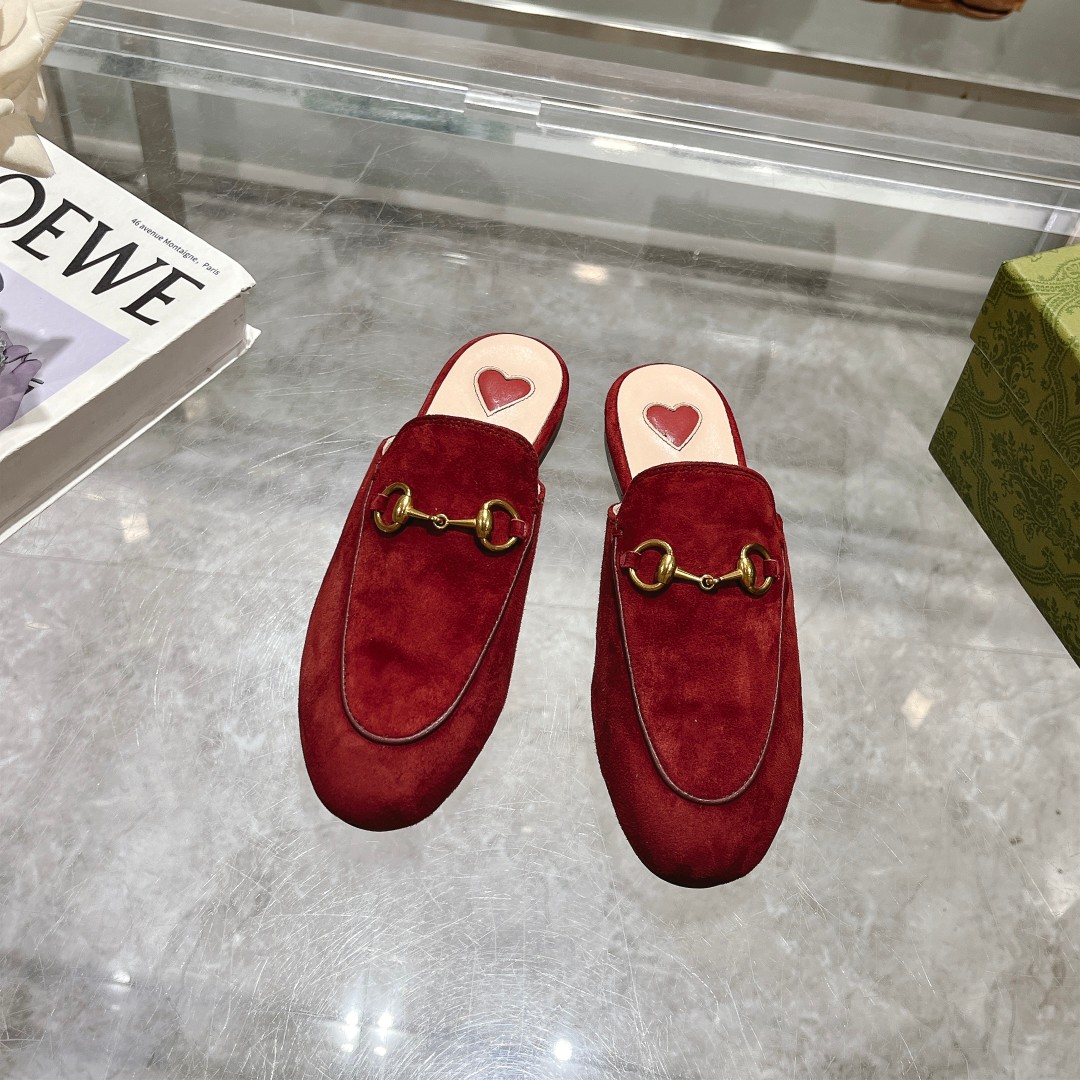 NO:389928,1803-10 New burgundy (35-41) 41-order Princetown series slippers are made of classic leather fabrics with the iconic gold tone horse buckle for a shocking effect. Burgundy leather Women's style Horse buckle details Leather sole Flat 1 cm heel, semi-trail, slippers198609091803-10 新酒红（35-41）41订Princetown系列拖鞋采用品牌经典的皮革面料,配以标志性的金色调马衔扣,呈现震撼效果. 酒红色皮革 女士款 马衔扣细节 皮革鞋底 平底 1厘米鞋跟,半拖,slippers,Women's Shoes