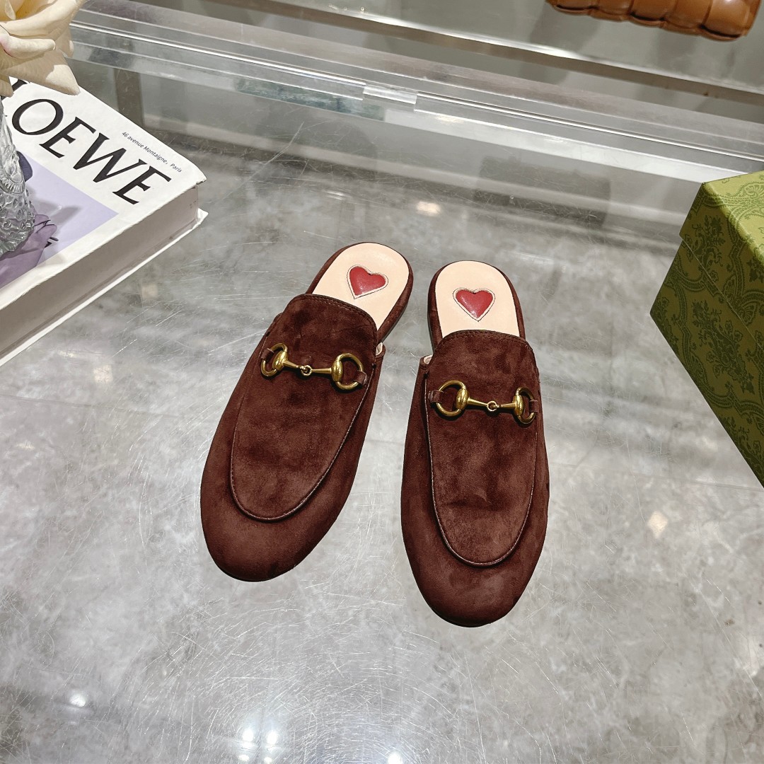 NO:389935,1803-10 New Coffee (35-41) 41-order Princetown series slippers are made of classic leather fabrics with the iconic gold tone horse buckle for a shocking effect. Coffee leather Women's model Horse buckle details Leather sole Flat 1 cm heel, semi-trail, slippers198609091803-10 新咖啡（35-41）41订Princetown系列拖鞋采用品牌经典的皮革面料,配以标志性的金色调马衔扣,呈现震撼效果. 咖啡色皮革 女士款 马衔扣细节 皮革鞋底 平底 1厘米鞋跟,半拖,slippers,Women's Shoes