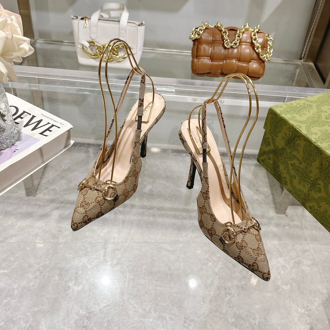 NO:167142,-6 Apricot G (35-41) Original GG canvas pours the eye-catching essence into this exposed-heeled light-mouth shoe. Brown leather piping and light gold tones are complemented by beige and brown patterns. Pointed toes, elastic straps and low heels complement each other for a comfortable fit. Beige and ebony classic GG canvas Women Brown leather piping Light gold tones accessories Horse bits Pointed toe Elastic straps High heels 10.5, sandals, sandals19860909-6 杏G（35-41）Original GG帆布为这款露跟浅口鞋倾注亮眼精髓.棕色皮革滚边和浅金色调配件与米色和棕色图案交相辉映.尖头、松紧绑带和低跟相辅相成,造就舒适贴合的版型设计. 米色和乌木色经典GG帆布 女士 棕色皮革滚边 浅金色调配件 马衔扣 尖形鞋头 松紧绑带 高跟10.5,凉鞋,sandals,Women's Shoes