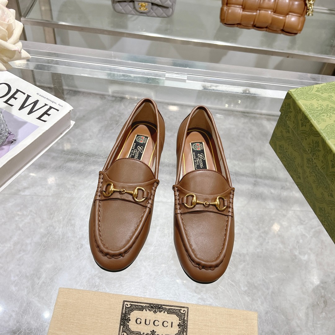 NO:749602,[1819-8 brown, size 35-40. 41 custom-made] The single shoe series is made of top-quality original cowhide, lining is cowhide, original bronze gold horsebit, original Italian leather outsole [complete with certificate/bag/handbag and other packaging] 1953 horsebit loafers, carefully crafted with leather. This classic shape was created in the 1950s  Since the launch of the 1990s, it has continued to use new forms and materials to reshape the classic college style. Half drags, loafers, cowhide, Leather soles19860909【1819-8 棕色,35-40码.41订做】 单鞋系列面料顶级原版牛皮,内里垫脚牛皮,原版古铜金马衔扣,意大利原版真皮大底［内配合格证／布袋／手提袋等全套包装］1953马衔扣乐福鞋,采用皮革精心打造. 这款经典造型于20世纪 50 年代面世以来,不断借助新的形式和材质重塑经典学院风范.,半拖,loafers,cowhide,Leather soles,Women's Shoes