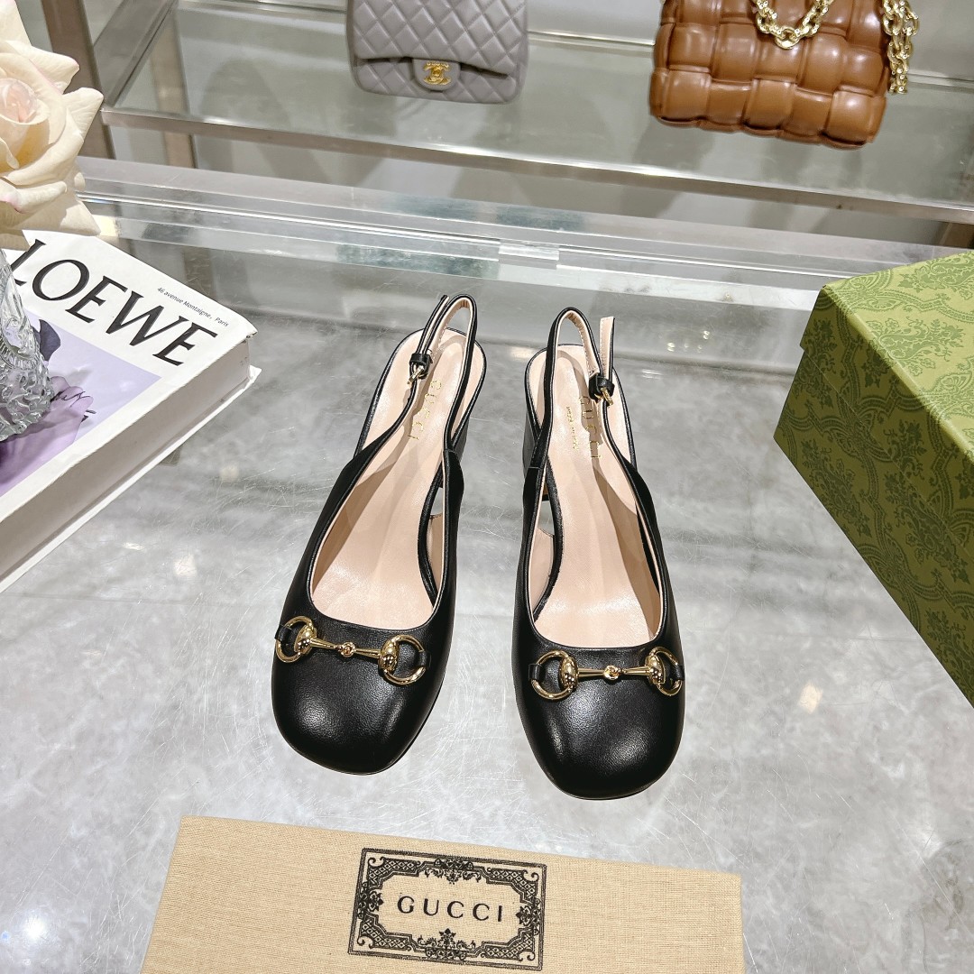 NO:167146,9011-3 Black (35-41)) This light-mouth shoe is designed with patent leather, and is crafted and integrated with classic horse buckle styling accessories. The round toe and adjustable ankle buckle design complement each other, interpreting the academy style. Black sheepskin Women's light gold tone accessories Horse buckle Round toe Leather sole Adjustable ankle buckle Medium heel height 7.5 cm, sandals, sandals, sheepskin198609099011-3 黑（35-41））这款浅口鞋甄选漆皮打造,匠心融蕴经典马衔扣造型配件.圆头和可调节脚踝搭扣设计相得益彰,演绎学院风格. 黑色羊皮 女士 浅金色调配件 马衔扣 圆头 皮革鞋底 可调节脚踝搭扣 中跟 高7.5厘米,凉鞋,sandals,sheepskin,Women's Shoes