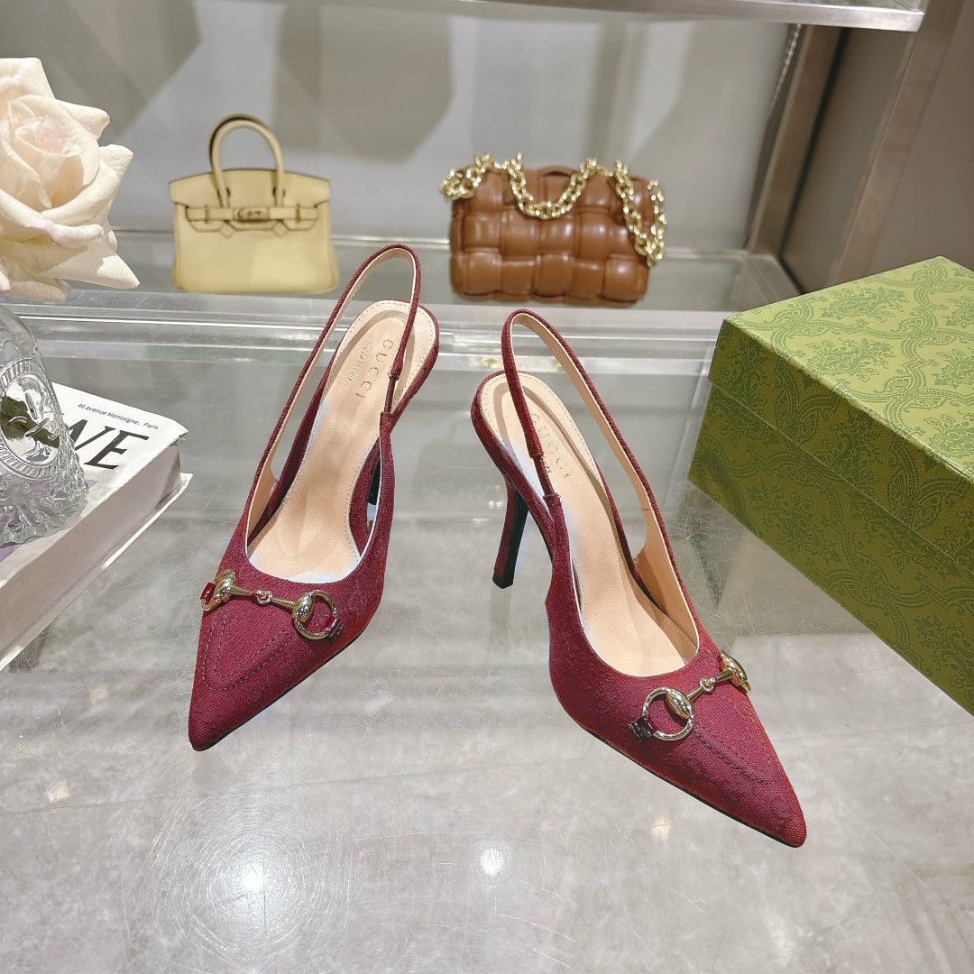NO:389657,-6 Burgundy G (35-41) Original GG canvas pours the eye-catching essence into this exposed-heeled light-mouth shoe. Brown leather piping and light gold tones are complemented by beige and brown patterns. Pointed toes, elastic straps and low heels complement each other for a comfortable fit. Beige and ebony classic GG canvas Women Brown leather piping Light gold tones accessories Horse bits Pointed toe Elastic straps High heels 10.5, sandals, sandals19860909-6 酒红G（35-41）Original GG帆布为这款露跟浅口鞋倾注亮眼精髓.棕色皮革滚边和浅金色调配件与米色和棕色图案交相辉映.尖头、松紧绑带和低跟相辅相成,造就舒适贴合的版型设计. 米色和乌木色经典GG帆布 女士 棕色皮革滚边 浅金色调配件 马衔扣 尖形鞋头 松紧绑带 高跟10.5,凉鞋,sandals,Women's Shoes