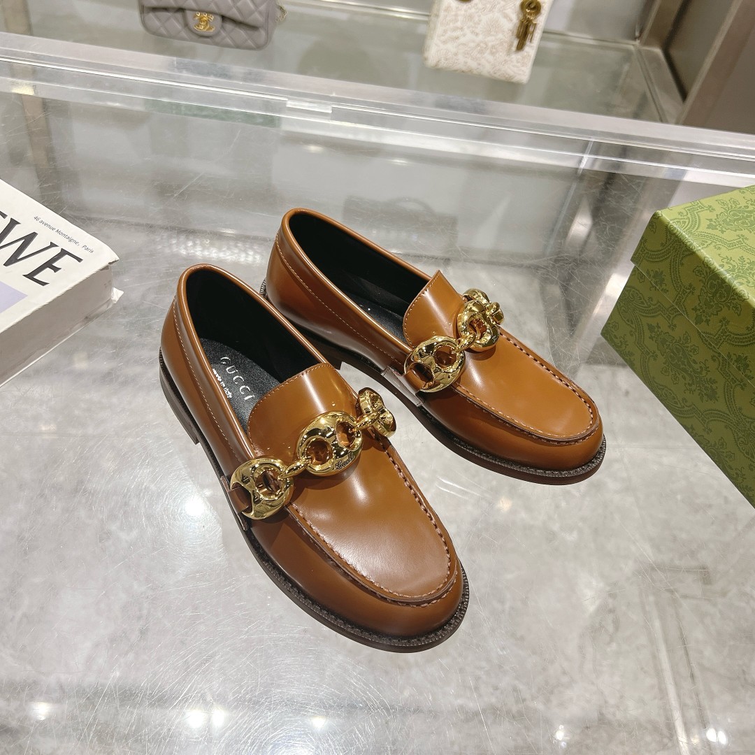 NO:389789,90036-8 Brown (35-41) single shoe series heel height 1.5, Italian leather outsole, iconic design of the 1960s, the design of the anchor chain is inspired by the prosperous and dazzling yacht world, upper cowhide, single shoe, cowhide, Leather soles1986090990036-8 棕色（35-41）单鞋系列跟高1.5,意大利真皮大底,20世纪60年代的标志性设计,船锚链的设计灵感源自繁华璀璨的游艇世界,鞋面牛皮.,单鞋,cowhide,Leather soles,Women's Shoes