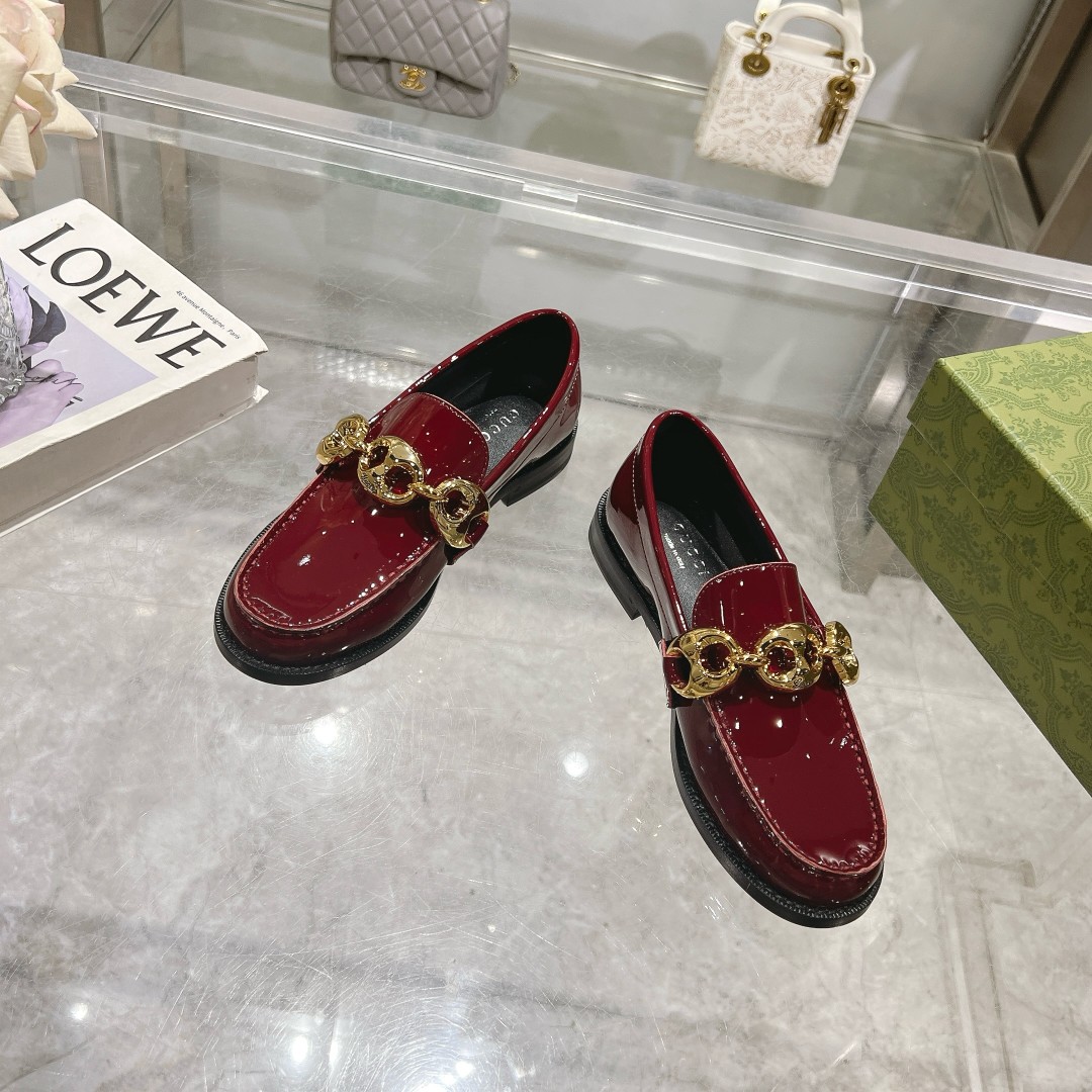 NO:389796,90036-8 Burgundy (35-41) single shoe series heel height 1.5, Italian leather outsole, iconic design of the 1960s, the design of the anchor chain is inspired by the prosperous and dazzling yacht world, upper cowhide, single shoe, cowhide, Leather soles1986090990036-8 酒红色（35-41）单鞋系列跟高1.5,意大利真皮大底,20世纪60年代的标志性设计,船锚链的设计灵感源自繁华璀璨的游艇世界,鞋面牛皮.,单鞋,cowhide,Leather soles,Women's Shoes