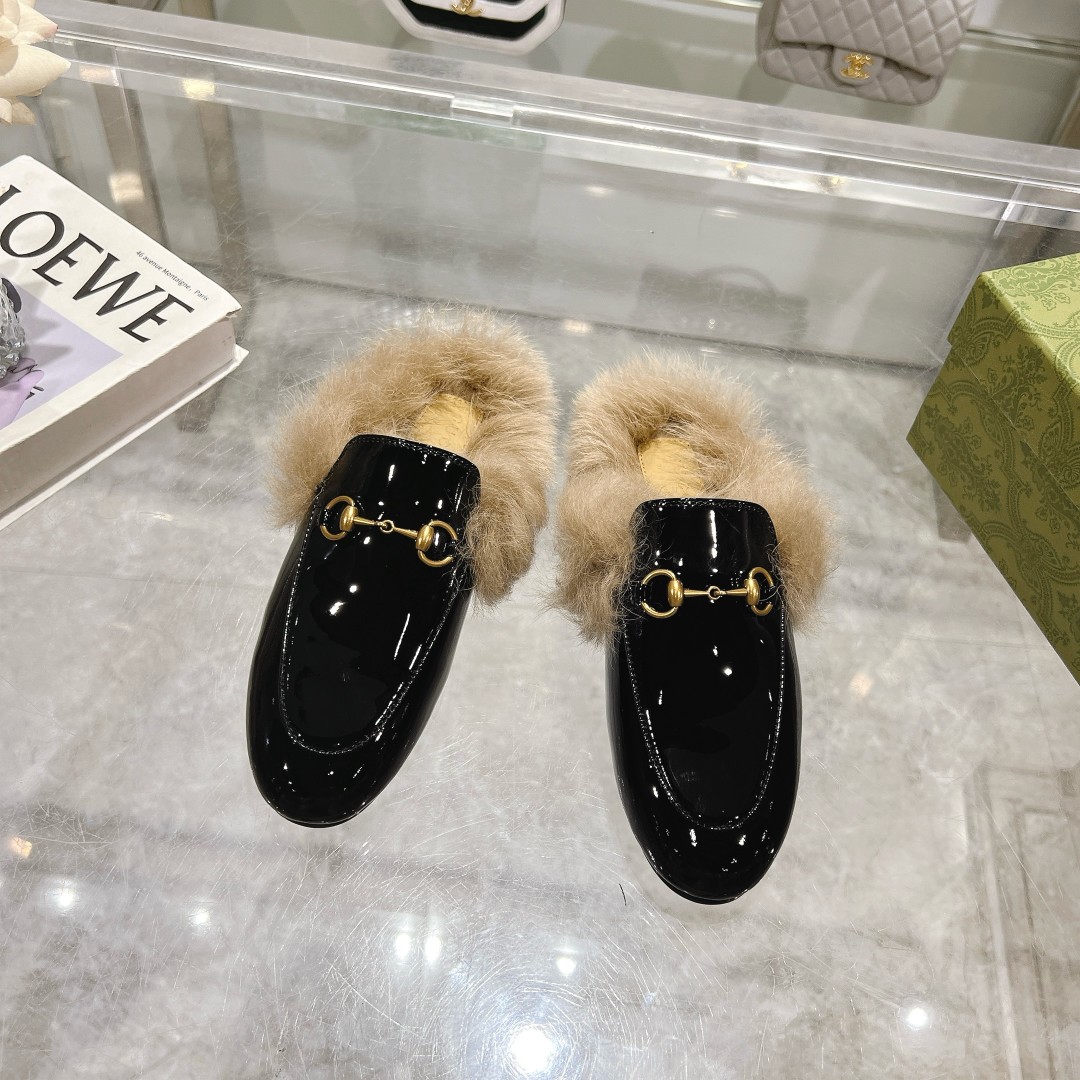 NO:749620,1803-2 black patent leather (35-41) fur mop series fabrics are made of imported patent leather, the inner pads are made of top-quality original Tuscan hair, original bronze gold horsebits, original Italian leather outsole [with complete package including certificate of qualification/cloth bag/handbag], half mop, Leather soles198609091803-2 黑漆皮（35-41）毛拖系列面料采用进口漆皮,内里垫脚顶级原版托斯卡纳毛,原版古铜金马衔扣,意大利原版真皮大底［内配合格证／布袋／手提袋等全套包装］,半拖,Leather soles,Women's Shoes