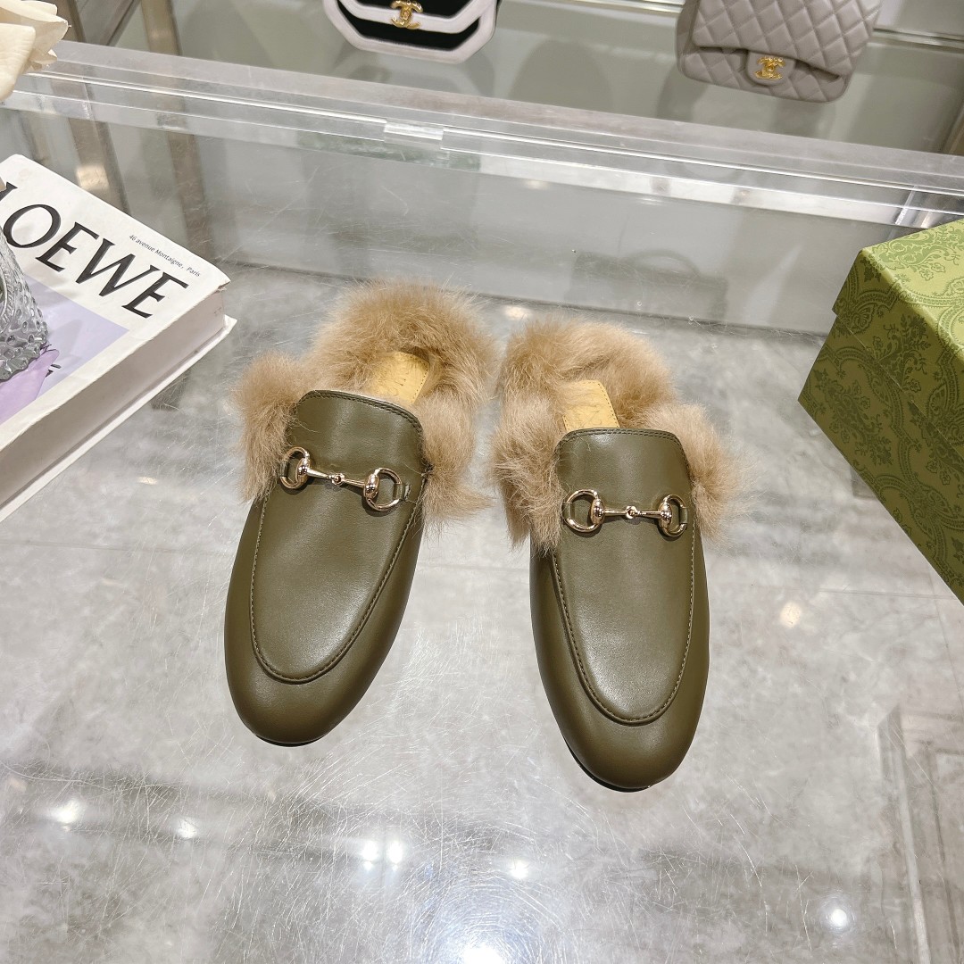 NO:749634,1803-2 Green (35-41) The fabric of the fur mop series is made of original 11 calfskin, the inner padding is made of top-grade Tuscan wool + water-dyed cowhide, the original bronze gold horsebit, the original Italian leather outsole [complete with certificate/bag/handbag and other packaging], half mop, cowhide, Leather soles198609091803-2 绿（35-41） 毛拖系列面料采用原版11小牛皮,内里垫脚顶级托斯卡纳毛+水染牛皮,原版古铜金马衔扣,意大利原版真皮大底［内配合格证／布袋／手提袋等全套包装］,半拖,cowhide,Leather soles,Women's Shoes
