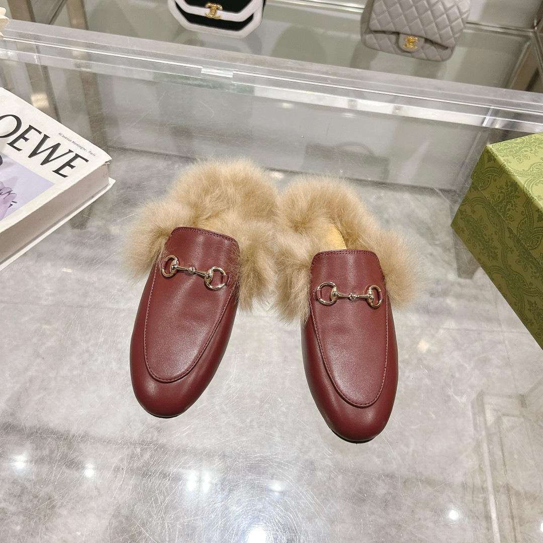NO:749637,1803-2 Burgundy (35-41) The fabric of the fur mop series is made of original 11 calfskin, the lining is top-grade Tuscan wool + water-dyed cowhide, the original bronze gold horsebit, the original Italian leather outsole [complete with certificate/bag/handbag and other packaging], half mop, cowhide, Leather soles198609091803-2 酒红（35-41） 毛拖系列面料采用原版11小牛皮,内里垫脚顶级托斯卡纳毛+水染牛皮,原版古铜金马衔扣,意大利原版真皮大底［内配合格证／布袋／手提袋等全套包装］,半拖,cowhide,Leather soles,Women's Shoes