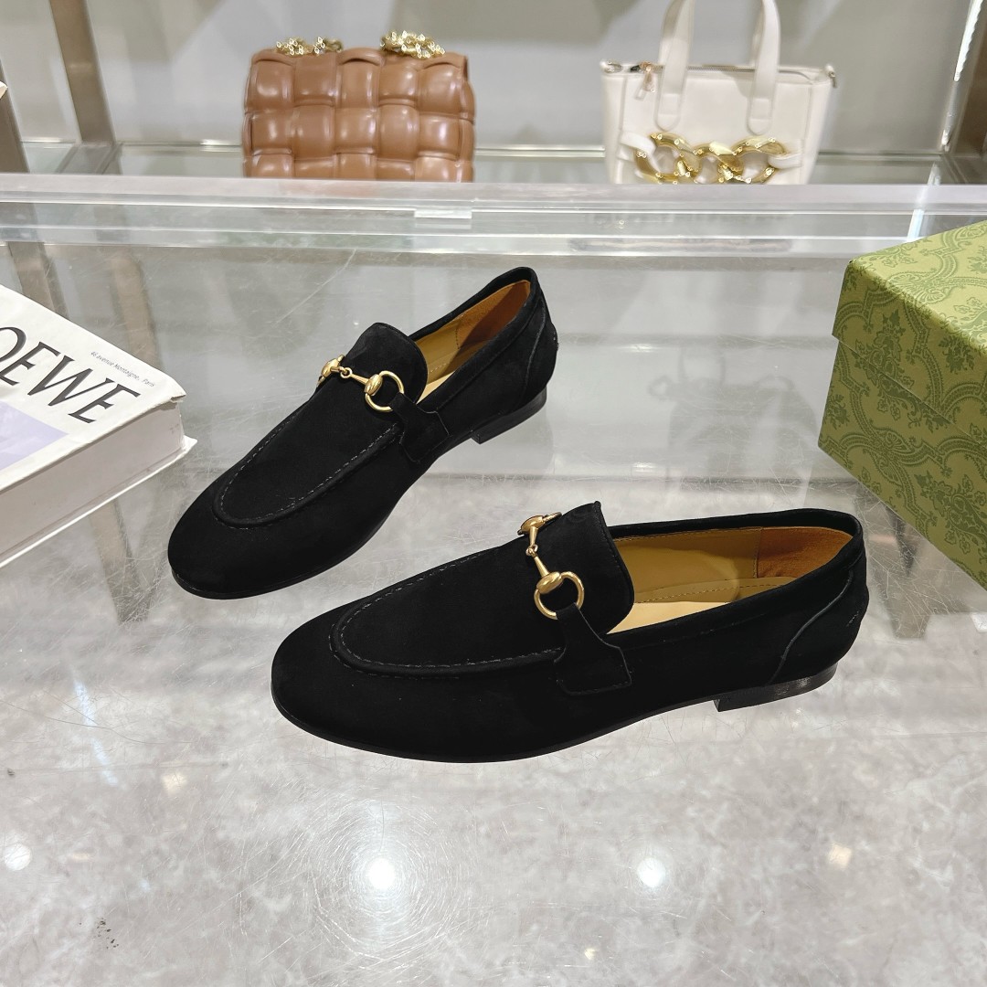 NO:167072,1919-10 Black (35-41) leather loafers, slender toe. The brand's classic horse tie details add exquisite details to it, and pays tribute to the brand's equestrian origin. Black structure Black leather horse tie details Flat heel 1 cm Heel trim with stitching details, loafers, loafers198609091919-10 黑（35-41）皮革乐福鞋,鞋头修长.品牌经典马衔扣细节则为其增添精致细节,同时致敬品牌的马术本源. 布莱克构造 黑色皮革 马衔扣细节 平底 鞋跟1厘米 鞋跟饰以缝线细节,乐福鞋,loafers,Women's Shoes