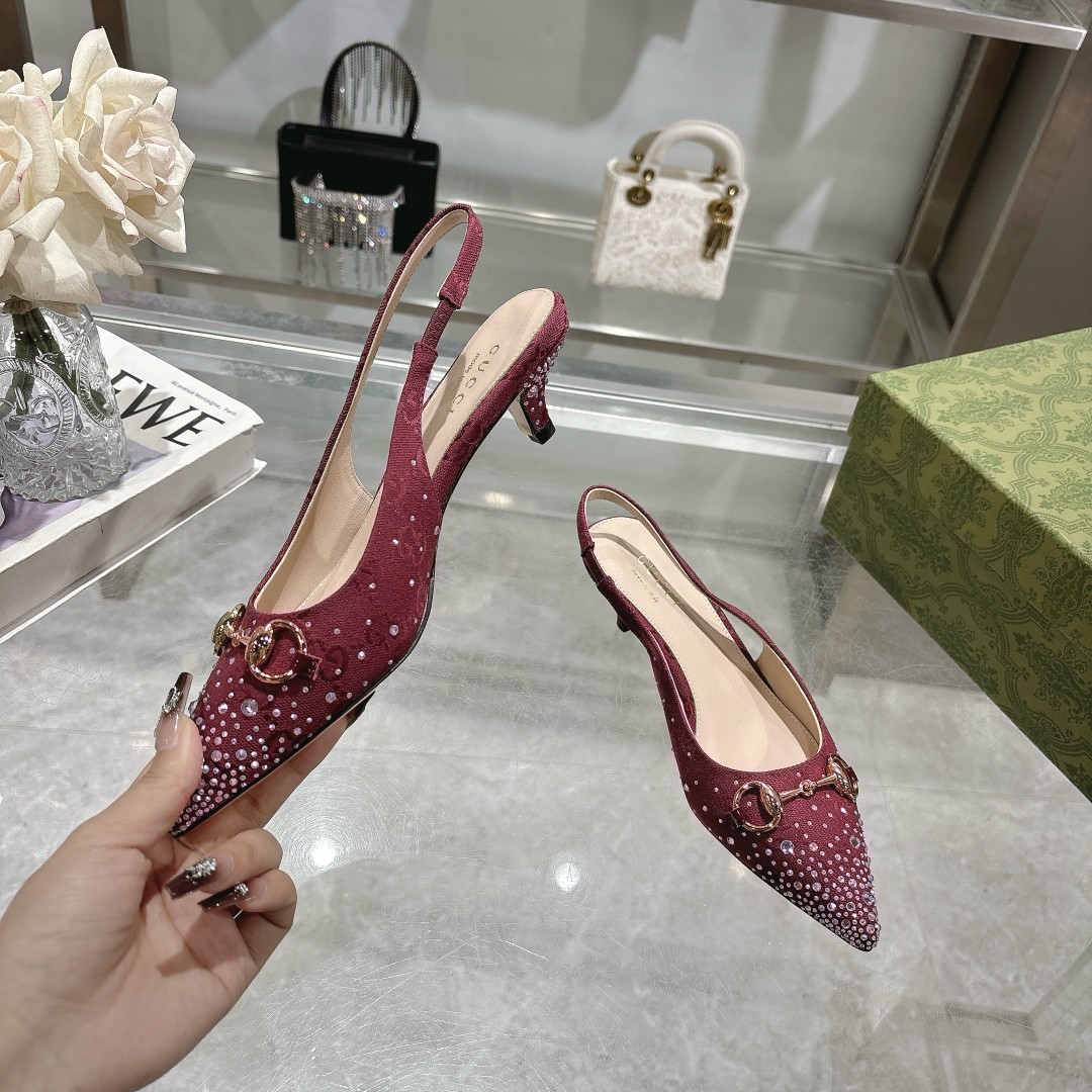 NO:389671,-1 Apricot G Diamond (35-41) This shoe is carefully embellished with dazzling multi-faceted crystals, injecting a unique style into the classic style. The iconic letter pattern canvas adds a touch of timeless elegance, paying tribute to the brand's immortal heritage. This design has been carefully crafted, gorgeous and edgy, expressing its personality propositions with ease. Beige and dark brown GG canvas Women's Light Gold tone accessories Horse bits Multi-faceted crystal details Leather sole Pointed toe Adjustable buckle closure Heel height 4.5 cm, sandals19860909-1 杏G钻（35-41）这款鞋履精心点缀璀璨夺目的多刻面水晶,为经典款式注入别样风情.标志性字母图案帆布添上一丝隽永优雅韵味,致敬品牌的不朽传承.这款设计经过精心制作,华丽之余不失张扬前卫,尽情表达个性主张. 米色和深棕色GG帆布 女士 浅金色调配件 马衔扣 多刻面水晶细节 皮革鞋底 尖头 可调节搭扣开合 中跟 跟高4.5厘米,凉鞋,sandals,Women's Shoes