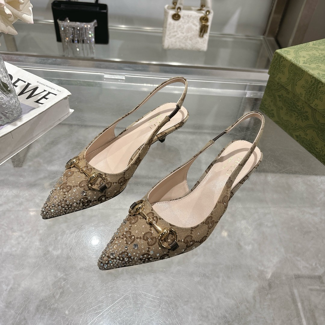 NO:389665,-1 Wine Red G Diamond (35-41) This shoe is carefully decorated with dazzling multi-faceted crystals, injecting a unique style into the classic style. The iconic letter pattern canvas adds a touch of timeless elegance, paying tribute to the brand's immortal heritage. This design has been carefully crafted, gorgeous and yet boasting, expressing personal opinions with ease. Angora Red GG Canvas Women's Light Gold Tone Accessories Horse Bit Multi-faceted crystal details Leather sole Pointed toe Adjustable buckle closure Medium heel height 4.5 cm, sandals, sandals19860909-1 酒红G钻（35-41）这款鞋履精心点缀璀璨夺目的多刻面水晶,为经典款式注入别样风情.标志性字母图案帆布添上一丝隽永优雅韵味,致敬品牌的不朽传承.这款设计经过精心制作,华丽之余不失张扬前卫,尽情表达个性主张. 安哥拉红色GG帆布 女士 浅金色调配件 马衔扣 多刻面水晶细节 皮革鞋底 尖头 可调节搭扣开合 中跟 跟高4.5厘米,凉鞋,sandals,Women's Shoes