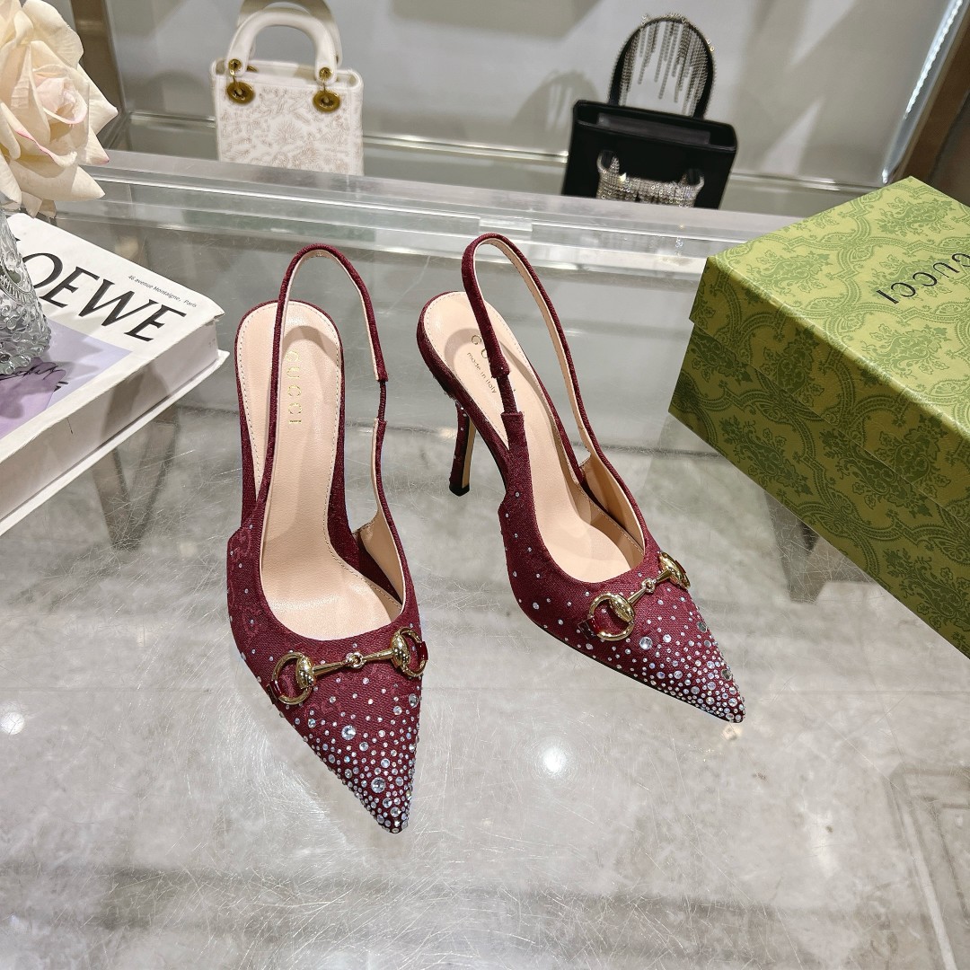NO:389684,-6 Wine Red G Diamond (35-41) This shoe is carefully decorated with dazzling multi-faceted crystals, injecting a unique style into the classic style. The iconic letter pattern canvas adds a touch of timeless elegance, paying tribute to the brand's immortal heritage. This design has been carefully crafted, gorgeous and yet boasting, expressing personal opinions with ease. Angora Red GG Canvas Women's Light Gold Tone Accessories Horse Bit Multi-faceted crystal details Leather sole Pointed toe Adjustable buckle closure Heel height 10.5 cm, sandals, sandals19860909-6 酒红G钻（35-41）这款鞋履精心点缀璀璨夺目的多刻面水晶,为经典款式注入别样风情.标志性字母图案帆布添上一丝隽永优雅韵味,致敬品牌的不朽传承.这款设计经过精心制作,华丽之余不失张扬前卫,尽情表达个性主张. 安哥拉红色GG帆布 女士 浅金色调配件 马衔扣 多刻面水晶细节 皮革鞋底 尖头 可调节搭扣开合 跟高10.5厘米,凉鞋,sandals,Women's Shoes