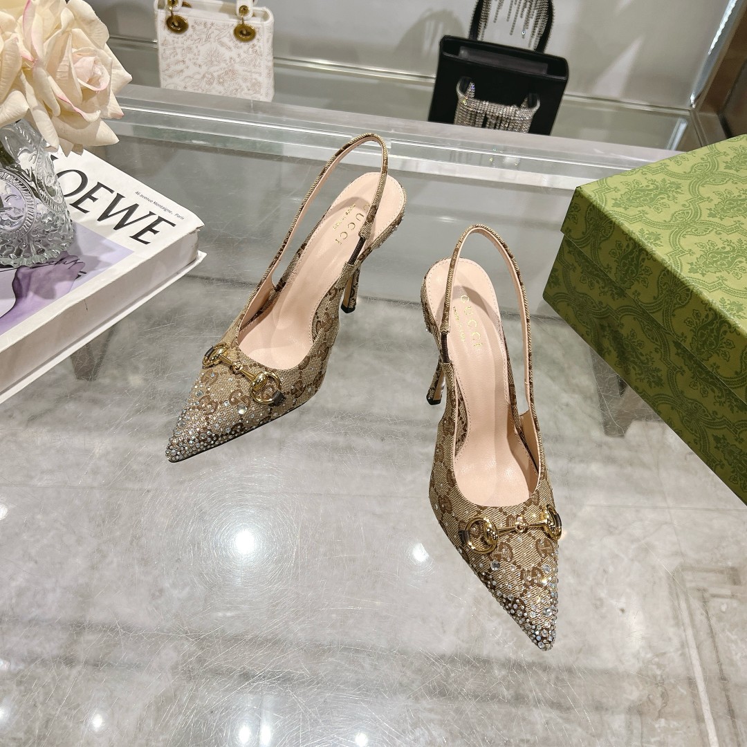 NO:389678,-6 Apricot G Diamond (35-41) This shoe is carefully decorated with dazzling multi-faceted crystals, injecting a unique style into the classic style. The iconic letter pattern canvas adds a touch of timeless elegance, paying tribute to the brand's immortal heritage. This design has been carefully crafted, gorgeous and edgy, expressing its personality propositions with ease. Beige and dark brown GG canvas Women's Light Gold Tone Accessories Horse Bit Multi-faceted crystal details Leather sole Pointed toe Adjustable buckle closure High heels 10.5 cm, sandals, sandals19860909-6 杏G钻（35-41）这款鞋履精心点缀璀璨夺目的多刻面水晶,为经典款式注入别样风情.标志性字母图案帆布添上一丝隽永优雅韵味,致敬品牌的不朽传承.这款设计经过精心制作,华丽之余不失张扬前卫,尽情表达个性主张. 米色和深棕色GG帆布 女士 浅金色调配件 马衔扣 多刻面水晶细节 皮革鞋底 尖头 可调节搭扣开合 高跟10.5厘米,凉鞋,sandals,Women's Shoes