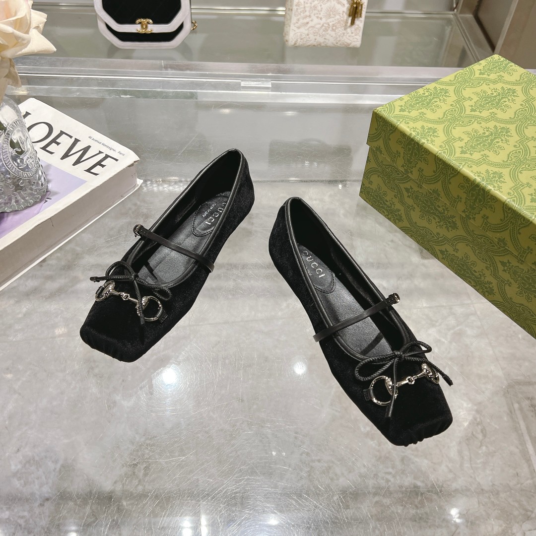 NO:167053,9099-3 Black (35-42) This iconic horse-bit ballet flat shoe features a square toe design with elegant bow details, paying tribute to traditional ballet shoes. This item is ingeniously crafted with glossy silk satin, cleverly embellishes the light gold tone horse buckle. The “sacchetto” structure is paired with a soft and lining inner sole for a great dressing experience. Black suede material for women Light gold tone accessories Horse buckle Leather bow details Leather sole “Sacchetto” construction Soft and lining inner sole Leather straps with adjustable buckle Flats, ballet shoes, flats198609099099-3 黑（35-42）这款标志性的马衔扣芭蕾平底鞋选用方形鞋头设计,搭配雅致的蝴蝶结细节,致敬传统芭蕾舞鞋款型.这款单品以光泽丝缎匠心打造,巧妙缀饰浅金色调马衔扣.“sacchetto”构造配以柔软加衬内底,打造出色穿着体验. 黑色绒面材质 女士 浅金色调配件 马衔扣 皮革蝴蝶结细节 皮革鞋底 “Sacchetto”构造 柔软加衬内底 皮革绑带,配可调节搭扣 平底,芭蕾舞鞋,flats,Women's Shoes