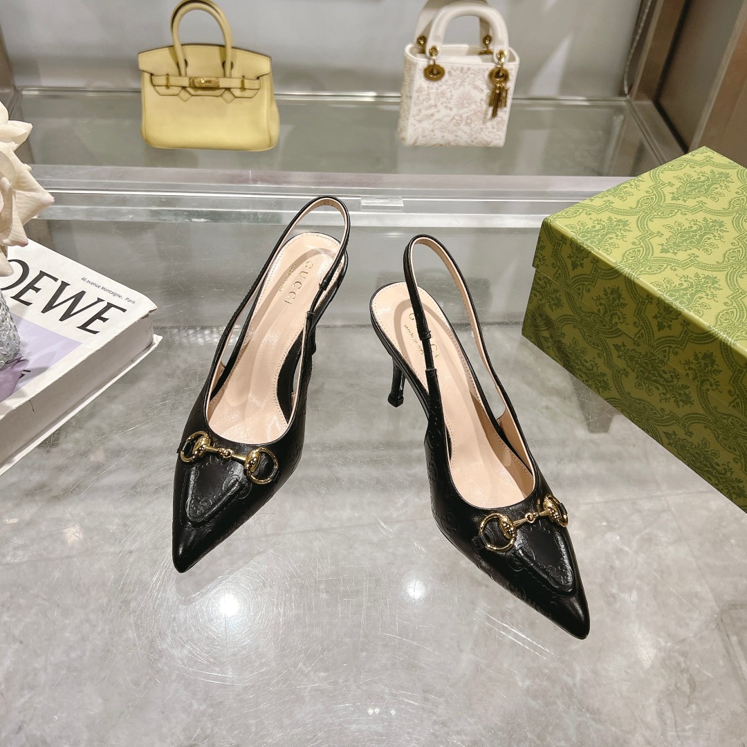 NO:167068,-6  Black (35-41) This elegant high heel with a Gucci Encore Red GG leather is made ingeniously. The brand element of the horse buckle adds a bright embellishment to the center of the shoe. The pointed toe is paired with elastic straps, and the low heel design creates a comfortable fit. Black GG leather Women's Light gold tone accessories Leather lining Horse buckle Pointed toe Toe Details Elastic straps Midheel Heel Heel Heels19860909-6  黑（35-41）这款优雅的露跟高跟鞋甄选古驰安可拉红GG皮革匠心制作,颇具辨识感的品牌元素马衔扣为鞋履中央增添亮眼点缀.尖形鞋头搭配松紧系带,低跟设计打造舒适版型. 黑色GG皮革 女士 浅金色调配件 皮革衬里 马衔扣 尖形鞋头 面线细节 松紧绑带 中跟 跟高8.5,凉鞋,gucci,sandals,high heels,Women's Shoes