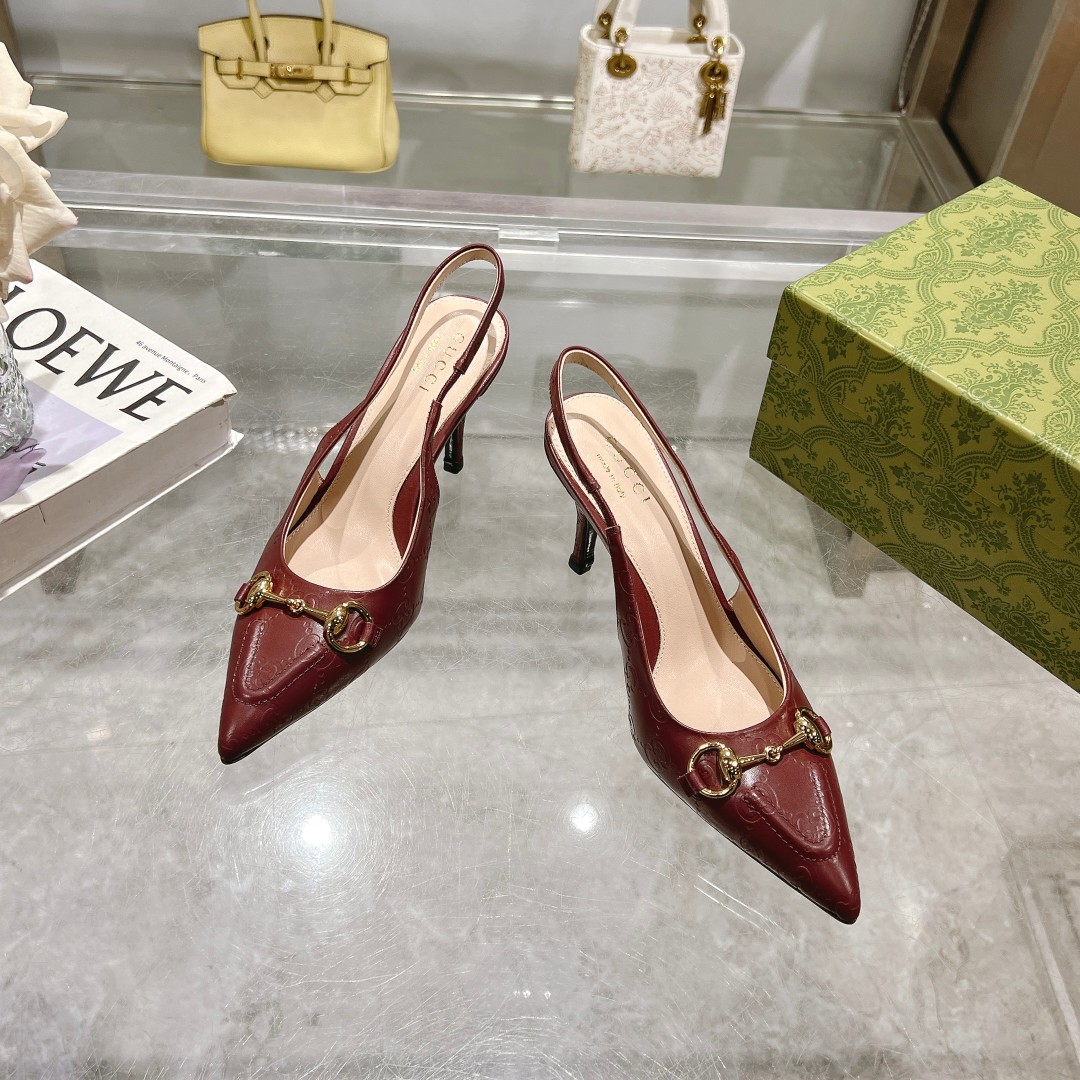 NO:167071,-6  Burgundy (35-4) This elegant high heel with exposed heels is made of Gucci Encore Red GG leather. The recognizable brand element horse buckle adds a bright embellishment to the center of the shoe. The pointed toe is paired with elastic straps, and the low heel design creates a comfortable fit. Gucci Encore Red GG leather Women's Light Gold Tone Accessories Leather Lining Horse buckle Pointed toe Noodle Details Elastic straps Midheel Heel Heel Heels High 8.5 Sandals, gucci, sandals, high heels19860909-6  酒红（35-4）这款优雅的露跟高跟鞋甄选古驰安可拉红GG皮革匠心制作,颇具辨识感的品牌元素马衔扣为鞋履中央增添亮眼点缀.尖形鞋头搭配松紧系带,低跟设计打造舒适版型. 古驰安可拉红GG皮革 女士 浅金色调配件 皮革衬里 马衔扣 尖形鞋头 面线细节 松紧绑带 中跟 跟高8.5,凉鞋,gucci,sandals,high heels,Women's Shoes