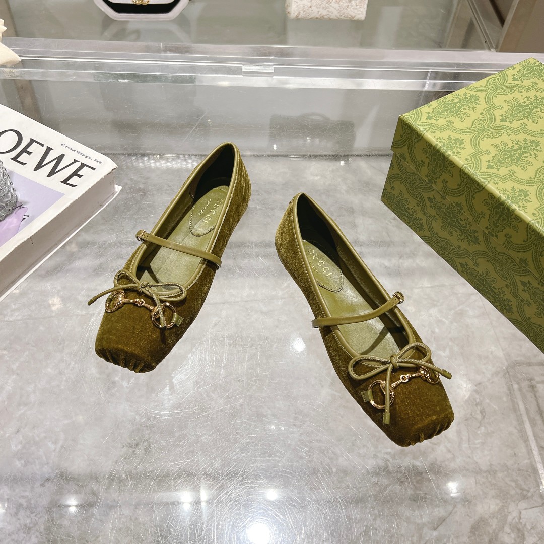 NO:167054,9099-3 Green (35-42) This iconic horse-bit ballet flat shoe features a square toe design with elegant bow details, paying tribute to traditional ballet shoes. This item is made of glossy silk satin, cleverly embellishes the light gold tone horse buckle. The “sacchetto” structure is paired with a soft and lined inner sole for a great wearing experience. Dark green suede material for women Light gold tone accessories Horse buckle Leather bow details Leather sole “Sacchetto” construction Soft and lined inner sole Leather straps with adjustable buckle Flats, ballet shoes, flats198609099099-3 绿（35-42）这款标志性的马衔扣芭蕾平底鞋选用方形鞋头设计,搭配雅致的蝴蝶结细节,致敬传统芭蕾舞鞋款型.这款单品以光泽丝缎匠心打造,巧妙缀饰浅金色调马衔扣.“sacchetto”构造配以柔软加衬内底,打造出色穿着体验. 深绿色绒面材质 女士 浅金色调配件 马衔扣 皮革蝴蝶结细节 皮革鞋底 “Sacchetto”构造 柔软加衬内底 皮革绑带,配可调节搭扣 平底,芭蕾舞鞋,flats,Women's Shoes