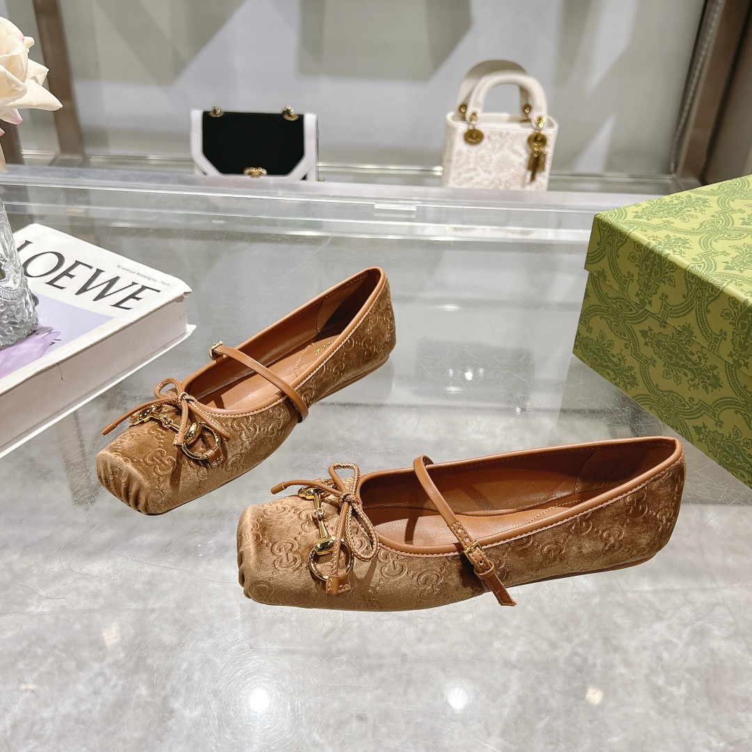 NO:167056,9099-3 Light Brown (35-42) This horse-bit ballet flat shoe is made of square toe design and elegant bow details, paying tribute to traditional ballet shoes. This item is ingeniously crafted with glossy silk satin, cleverly embellishing the light gold tone horse buckle. The 