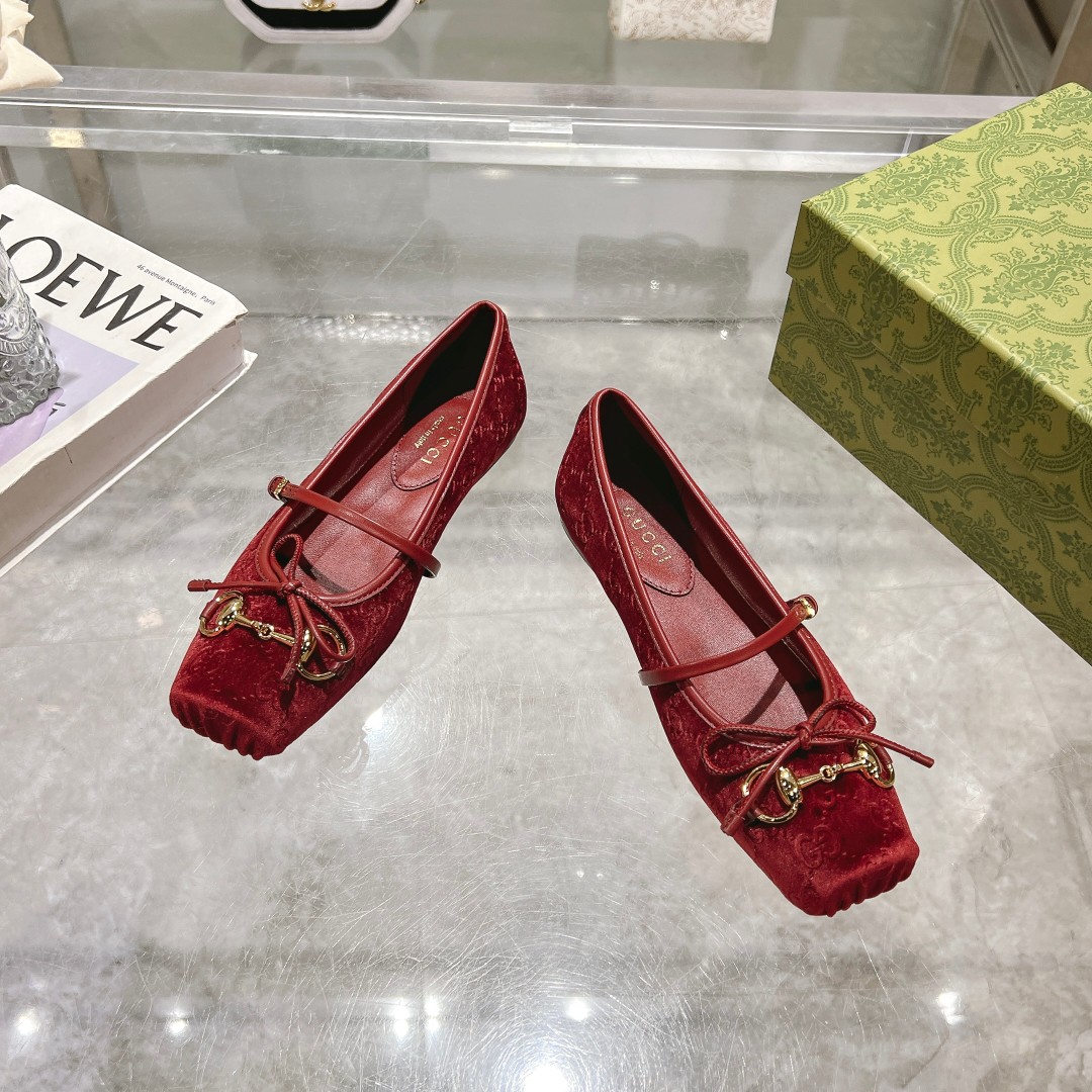 NO:167059,9099-3 Burgundy (35-42) This horse-bit ballet flat shoe is designed with a square toe design, with elegant bow details, paying tribute to traditional ballet shoes. This item is made of shiny silk satin, cleverly embellished with a light gold tone horse buckle. The 