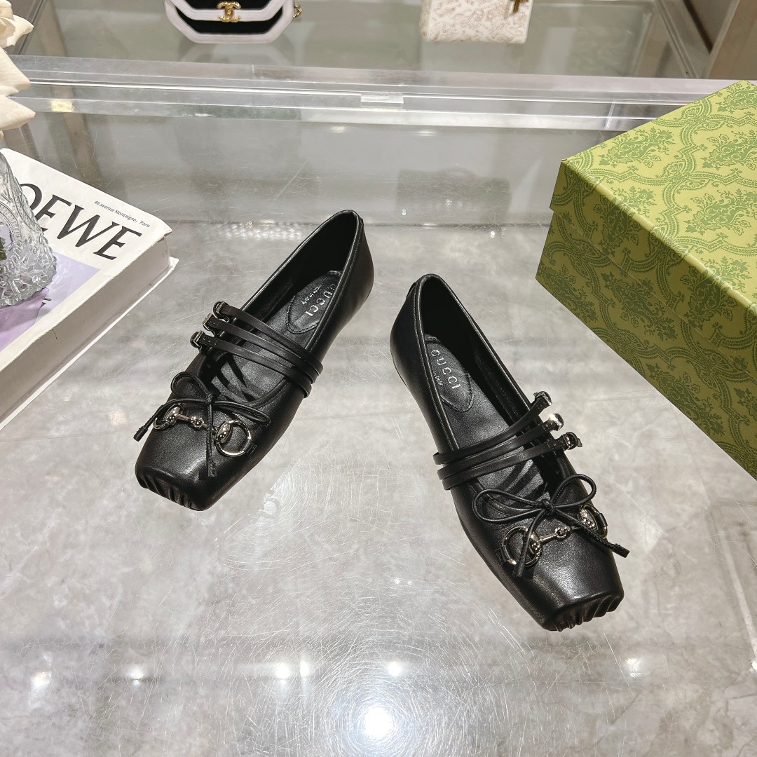 NO:167062,9099-1 Black (35-42) This iconic horse-bit ballet flat shoe features a square toe design with elegant bow details, paying tribute to traditional ballet shoes. The shoes are made of black leather, and are crafted and integrated with silver-tone horse-bit buckle styling accessories. The 
