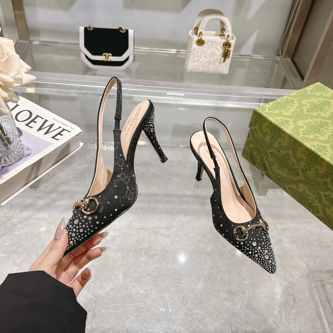 NO:261950,-6A Black (35-42) This shoe is carefully decorated with dazzling multi-faceted crystals, injecting a unique style into the classic style. The iconic letter pattern canvas adds a touch of timeless elegance, paying tribute to the brand's immortal heritage. This design has been carefully crafted, gorgeous and magnificent, expressing personal opinions with ease. Black GG canvas Women's Light Gold Tone Accessories Horse Bit Multi-faceted crystal details Leather sole Pointed toe Adjustable buckle closure Medium heel height 8.5 cm, sandals, sandals19860909-6A 黑（35-42）这款鞋履精心点缀璀璨夺目的多刻面水晶,为经典款式注入别样风情.标志性字母图案帆布添上一丝隽永优雅韵味,致敬品牌的不朽传承.这款设计经过精心制作,华丽之余不失张扬前卫,尽情表达个性主张. 黑色GG帆布 女士 浅金色调配件 马衔扣 多刻面水晶细节 皮革鞋底 尖头 可调节搭扣开合 中跟 跟高8.5厘米,凉鞋,sandals,Women's Shoes