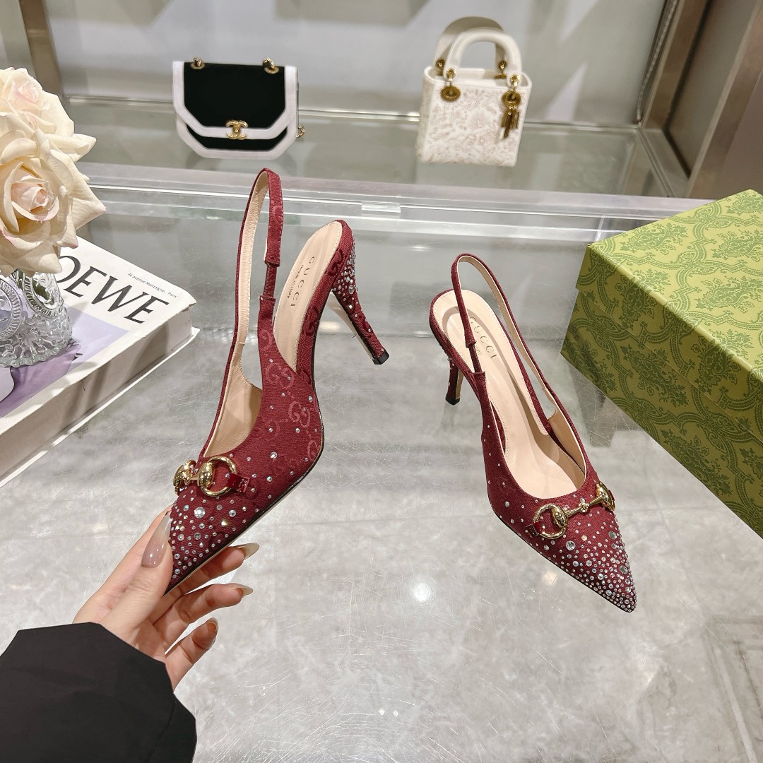 NO:167045,-6A Burgundy (35-42) This shoe is carefully decorated with dazzling multi-faceted crystals, injecting a unique style into the classic style. The iconic letter pattern canvas adds a touch of timeless elegance, paying tribute to the brand's immortal heritage. This design has been carefully crafted, gorgeous and magnificent, expressing personal opinions with full expression. Angora Red GG Canvas Women's Light Gold Tone Accessories Horse Bit Multi-faceted crystal details Leather sole Pointed toe Adjustable buckle closure Medium heel height 8.5 cm, sandals, sandals19860909-6A 酒红（35-42）这款鞋履精心点缀璀璨夺目的多刻面水晶,为经典款式注入别样风情.标志性字母图案帆布添上一丝隽永优雅韵味,致敬品牌的不朽传承.这款设计经过精心制作,华丽之余不失张扬前卫,尽情表达个性主张. 安哥拉红色GG帆布 女士 浅金色调配件 马衔扣 多刻面水晶细节 皮革鞋底 尖头 可调节搭扣开合 中跟 跟高8.5厘米,凉鞋,sandals,Women's Shoes