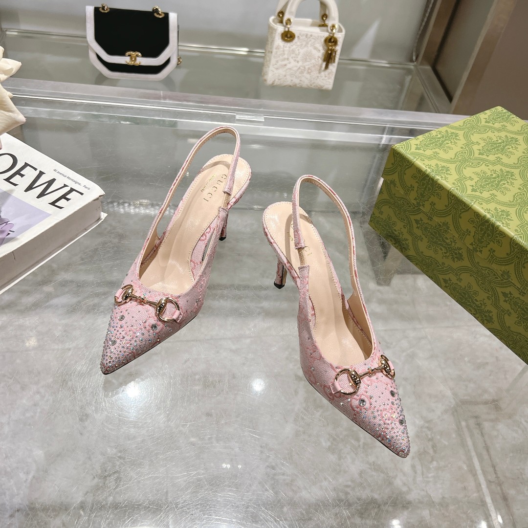 NO:167047,-6A Pink (35-42) This shoe is carefully decorated with dazzling multi-faceted crystals, injecting a unique style into the classic style. The iconic letter pattern canvas adds a touch of timeless elegance, paying tribute to the brand's immortal heritage. This design has been carefully crafted, gorgeous and yet boasting, expressing personal opinions with ease. Pink GG canvas Women's Light Gold Tone Accessories Horse Bit Multi-faceted crystal details Leather sole Pointed toe Adjustable buckle closure Medium heel height 8.5 cm, sandals, sandals19860909-6A 粉（35-42）这款鞋履精心点缀璀璨夺目的多刻面水晶,为经典款式注入别样风情.标志性字母图案帆布添上一丝隽永优雅韵味,致敬品牌的不朽传承.这款设计经过精心制作,华丽之余不失张扬前卫,尽情表达个性主张. 粉色GG帆布 女士 浅金色调配件 马衔扣 多刻面水晶细节 皮革鞋底 尖头 可调节搭扣开合 中跟 跟高8.5厘米,凉鞋,sandals,Women's Shoes