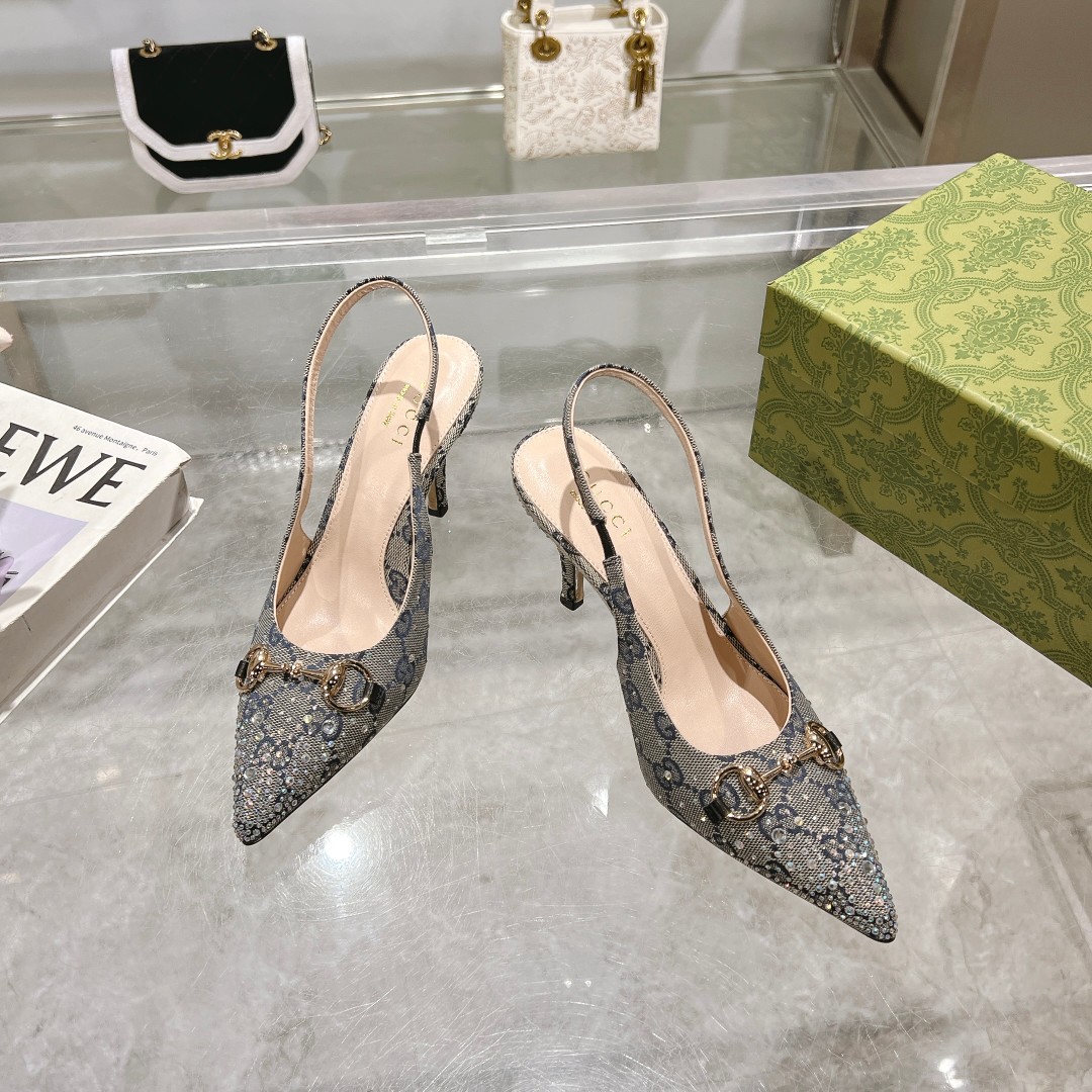 NO:167049,-6A Blue G (35-42) This shoe is carefully decorated with dazzling multi-faceted crystals, injecting a unique style into the classic style. The iconic letter pattern canvas adds a touch of timeless elegance, paying tribute to the brand's immortal heritage. This design has been carefully crafted, gorgeous and magnificent, expressing personal opinions with ease. Blue GG canvas Women's Light Gold Tone Accessories Horse Bit Multi-faceted crystal details Leather sole Pointed toe Adjustable buckle closure Medium heel height 8.5 cm, sandals, sandals19860909-6A 蓝G（35-42）这款鞋履精心点缀璀璨夺目的多刻面水晶,为经典款式注入别样风情.标志性字母图案帆布添上一丝隽永优雅韵味,致敬品牌的不朽传承.这款设计经过精心制作,华丽之余不失张扬前卫,尽情表达个性主张. 蓝色GG帆布 女士 浅金色调配件 马衔扣 多刻面水晶细节 皮革鞋底 尖头 可调节搭扣开合 中跟 跟高8.5厘米,凉鞋,sandals,Women's Shoes