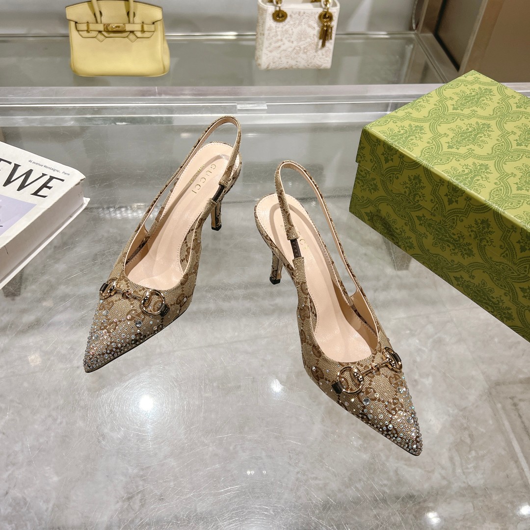 NO:167051,-6A Apricot G (35-42) This shoe is carefully decorated with dazzling multi-faceted crystals, injecting a unique style into the classic style. The iconic letter pattern canvas adds a touch of timeless elegance, paying tribute to the brand's immortal heritage. This design has been carefully crafted, gorgeous and edgy, expressing its personality propositions with ease. Beige and dark brown GG canvas Women's Light Gold tone accessories Horse bits Multi-faceted crystal details Leather sole Pointed toe Adjustable buckle closure Heel height 8.5 cm, sandals, sandals19860909-6A 杏G（35-42）这款鞋履精心点缀璀璨夺目的多刻面水晶,为经典款式注入别样风情.标志性字母图案帆布添上一丝隽永优雅韵味,致敬品牌的不朽传承.这款设计经过精心制作,华丽之余不失张扬前卫,尽情表达个性主张. 米色和深棕色GG帆布 女士 浅金色调配件 马衔扣 多刻面水晶细节 皮革鞋底 尖头 可调节搭扣开合 中跟 跟高8.5厘米,凉鞋,sandals,Women's Shoes