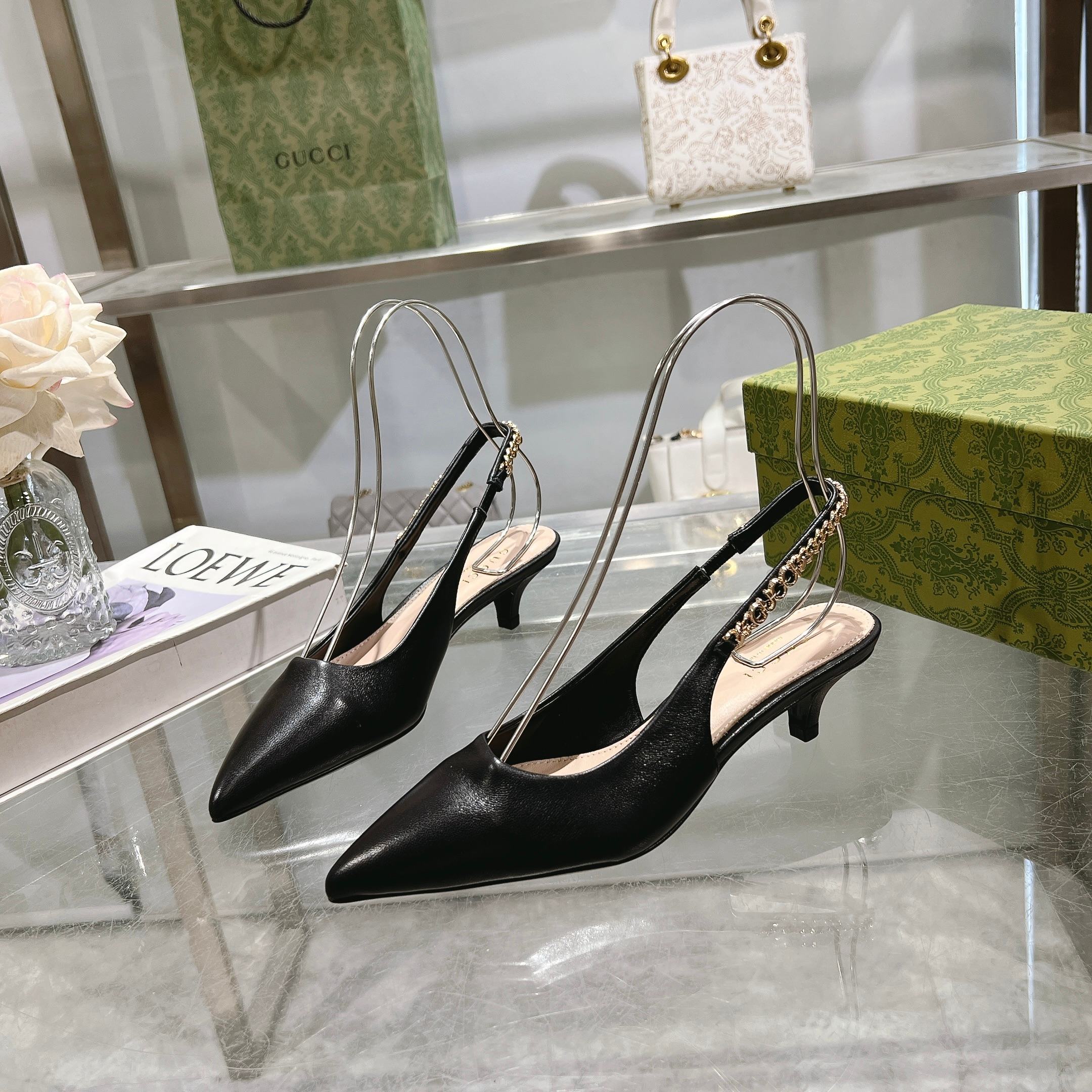 NO:261952,-1 Black (35-42) This Gucci Signoria series light-mouth shoes are named after the Florence Center Square, reinventing the classic elegant style of the brand’s birthplace. The shoe is ingeniously integrated with high-quality leather, pointed toe design and eye-catching Gucci chains, adding fashionable charm to the new season. Black leather Women’s Leather lining Pointed toe Hand-sewn Gucci chains Leather sole Elastic rear lace-up fixing Low heel 4.5, sandals, gucci, sandals19860909-1 黑（35-42）这款Gucci Signoria系列浅口鞋以佛罗伦萨中心广场命名,焕新再现品牌发源地的经典优雅格调.这款鞋履匠心融蕴优质皮革、尖头设计和吸睛的Gucci链条,为新季穿搭增添时尚魅力. 黑色皮革 女士 皮革衬里 尖头 手工缝制Gucci链条 皮革鞋底 松紧式后系带固定 低跟4.5,凉鞋,gucci,sandals,Women's Shoes