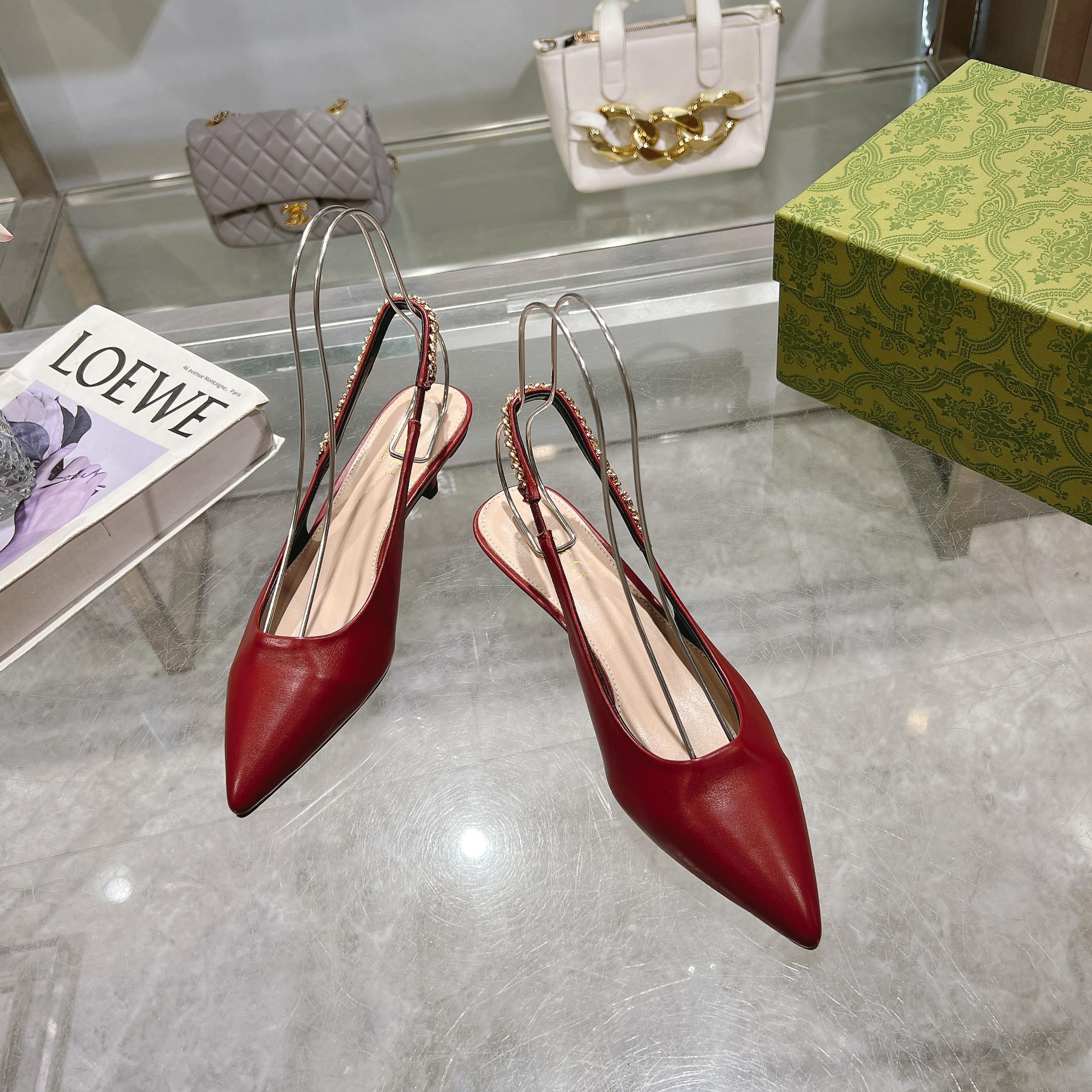 NO:261954,-1 Burgundy (35-42) This Gucci Signoria series shallow-mouth shoes are named after the Florence Center Square, reinventing the classic and elegant style of the brand’s birthplace. The shoe is ingeniously integrated with high-quality leather, pointed toe design and eye-catching Gucci chains, adding fashionable charm to the new season. Angora Burgundy leather Women’s Leather lining Pointed toe Hand-sewn Gucci chains Leather sole Elastic rear lace-up fixing Low heel 4.5, sandals, gucci, sandals19860909-1 酒红（35-42）这款Gucci Signoria系列浅口鞋以佛罗伦萨中心广场命名,焕新再现品牌发源地的经典优雅格调.这款鞋履匠心融蕴优质皮革、尖头设计和吸睛的Gucci链条,为新季穿搭增添时尚魅力. 安哥拉酒红色皮革 女士 皮革衬里 尖头 手工缝制Gucci链条 皮革鞋底 松紧式后系带固定 低跟4.5,凉鞋,gucci,sandals,Women's Shoes