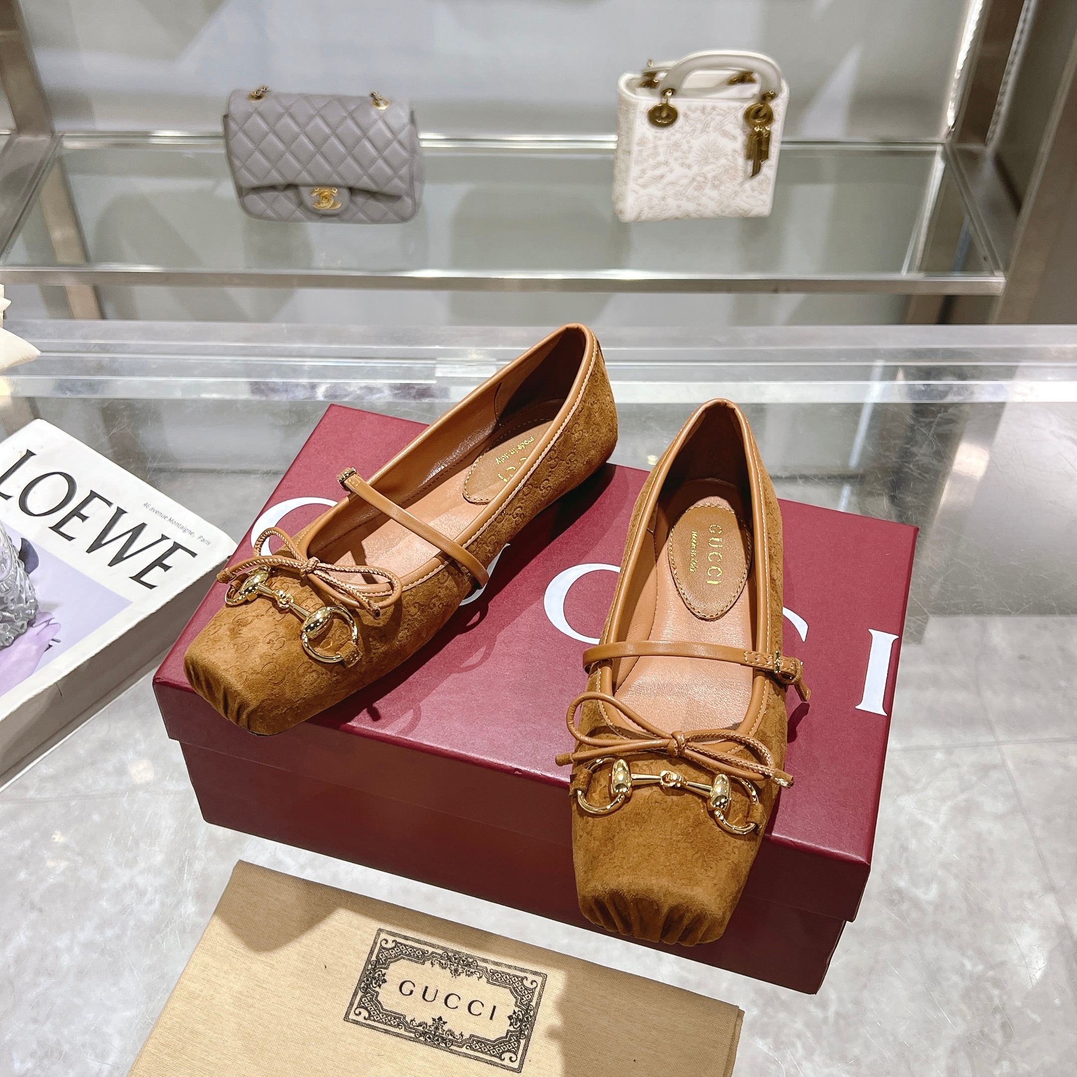 NO:167026,9099-10  Brown (35-42) This horse-bit ballet flat shoe is designed with a square toe design, with elegant bow details, paying tribute to traditional ballet shoes. This item is ingeniously crafted with glossy silk satin, cleverly embellishing the light gold tone horse buckle. The 