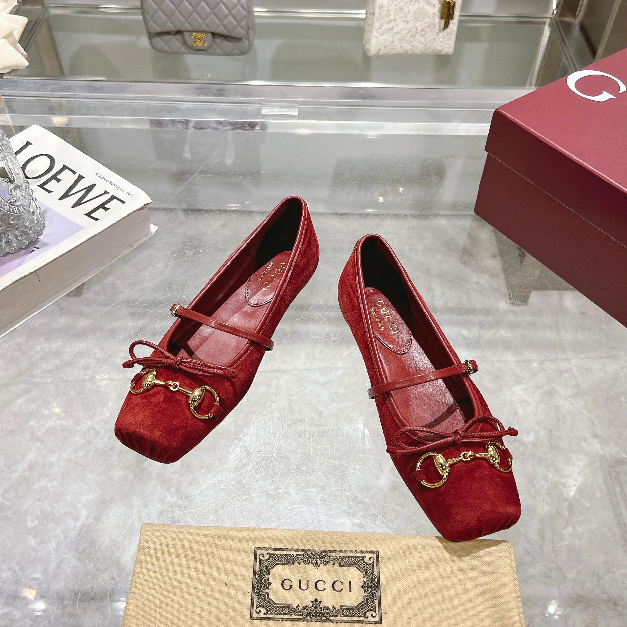 NO:167032,9099-10 Burgundy (35-42) This horse-bit ballet flat shoe is designed with a square toe design, with elegant bow details, paying tribute to traditional ballet shoes. This item is made of shiny silk satin, cleverly embellished with a light gold tone horse buckle. The “sacchetto” structure is paired with a soft and lining inner sole for a great wearing experience. Angora red suede material for women Light gold tone accessories Horse buckle Leather bow details Leather sole “Sacchetto” structure Soft and lining inner sole Leather straps with adjustable buckle Flats, loafers, loafers, flats198609099099-10 酒红（35-42）这款马衔扣芭蕾平底鞋选用方形鞋头设计,搭配雅致的蝴蝶结细节,致敬传统芭蕾舞鞋款型.这款单品以光泽丝缎匠心打造,巧妙缀饰浅金色调马衔扣.“sacchetto”构造配以柔软加衬内底,打造出色穿着体验. 安哥拉红色绒面材质 女士 浅金色调配件 马衔扣 皮革蝴蝶结细节 皮革鞋底 “Sacchetto”构造 柔软加衬内底 皮革绑带,配可调节搭扣 平底,乐福鞋,loafers,flats,Women's Shoes
