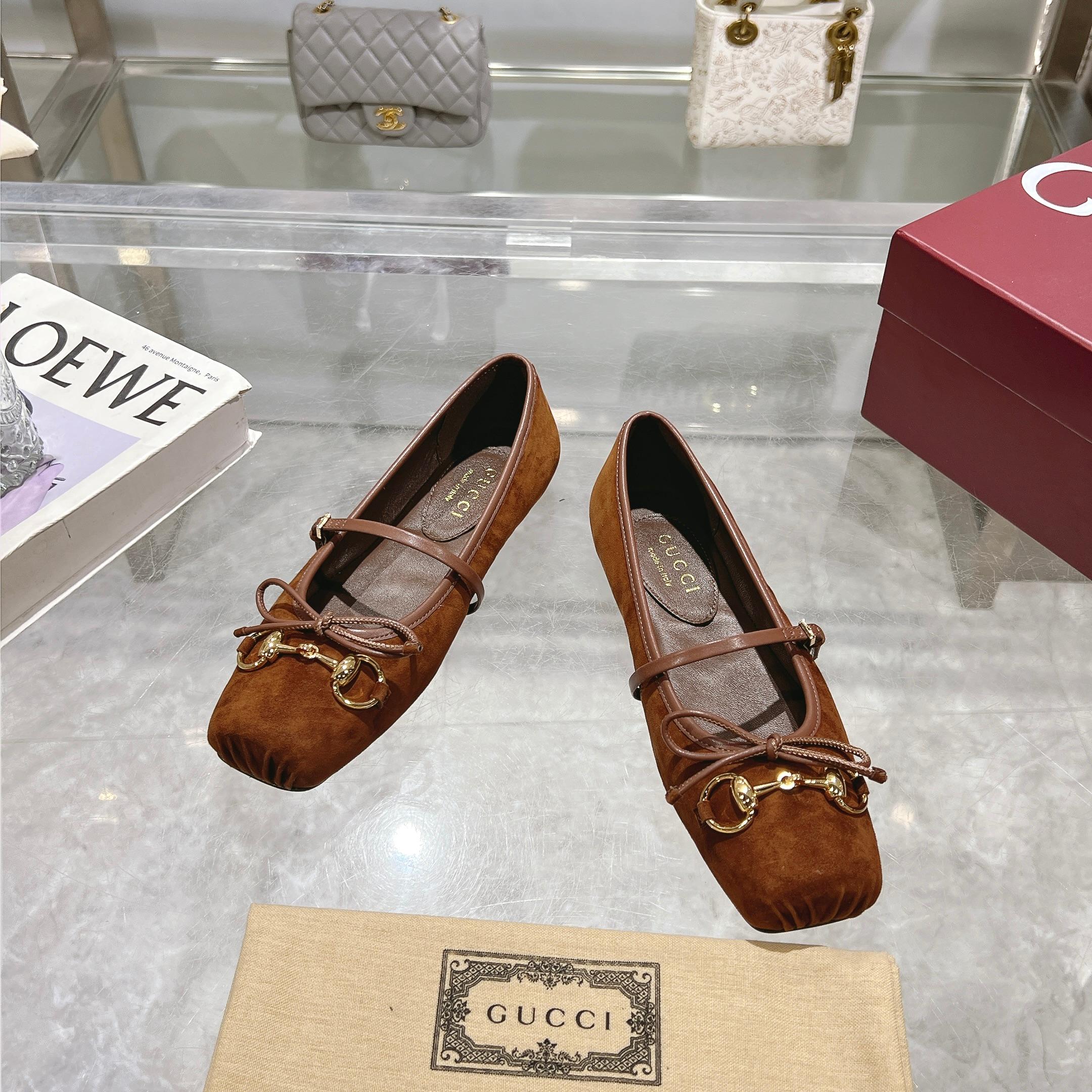 NO:167010,9099-10 Coffee (35-42) This horse-bit ballet flat shoe is designed with a square toe design, with elegant bow details, paying tribute to traditional ballet shoes. This item is made of shiny silk satin, cleverly embellishes the light gold tone horse buckle. The 