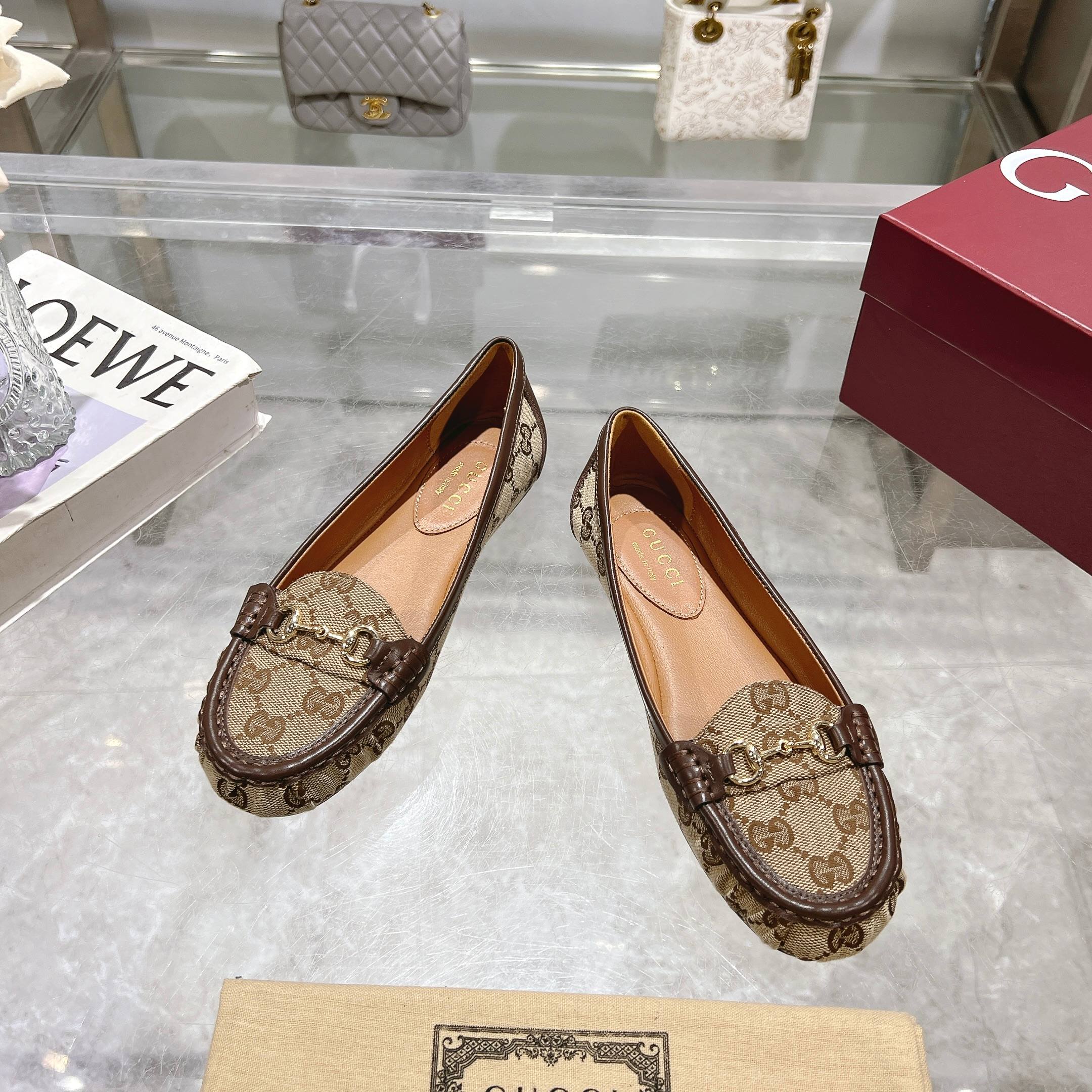 NO:167019,3657-1 Apricot G (35-42) wardrobe essentials are elegant and renewed. This design is made with high-quality mini GG suede material, cleverly blending the brand's classic heritage with modern exquisite charm. The details of the classic horse buckle are presented ingeniously with shiny light gold tones, adding elegant style to the fashionable and versatile silhouette. GG fabric material Women's light gold tones accessories Leather lining Horse buckle Leather soles Flat soles Loafers198609093657-1 杏G（35-42）衣橱必备单品优雅焕新.这款设计以优质迷你GG绒面材质匠心打造,巧妙融合品牌经典传承与现代精致魅力.经典马衔扣细节以闪亮的浅金色调配件匠心呈现,为时尚百搭的廓形增添典雅格调. GG布面材质 女士 浅金色调配件 皮革衬里 马衔扣 皮革鞋底 平底,乐福鞋,loafers,Women's Shoes