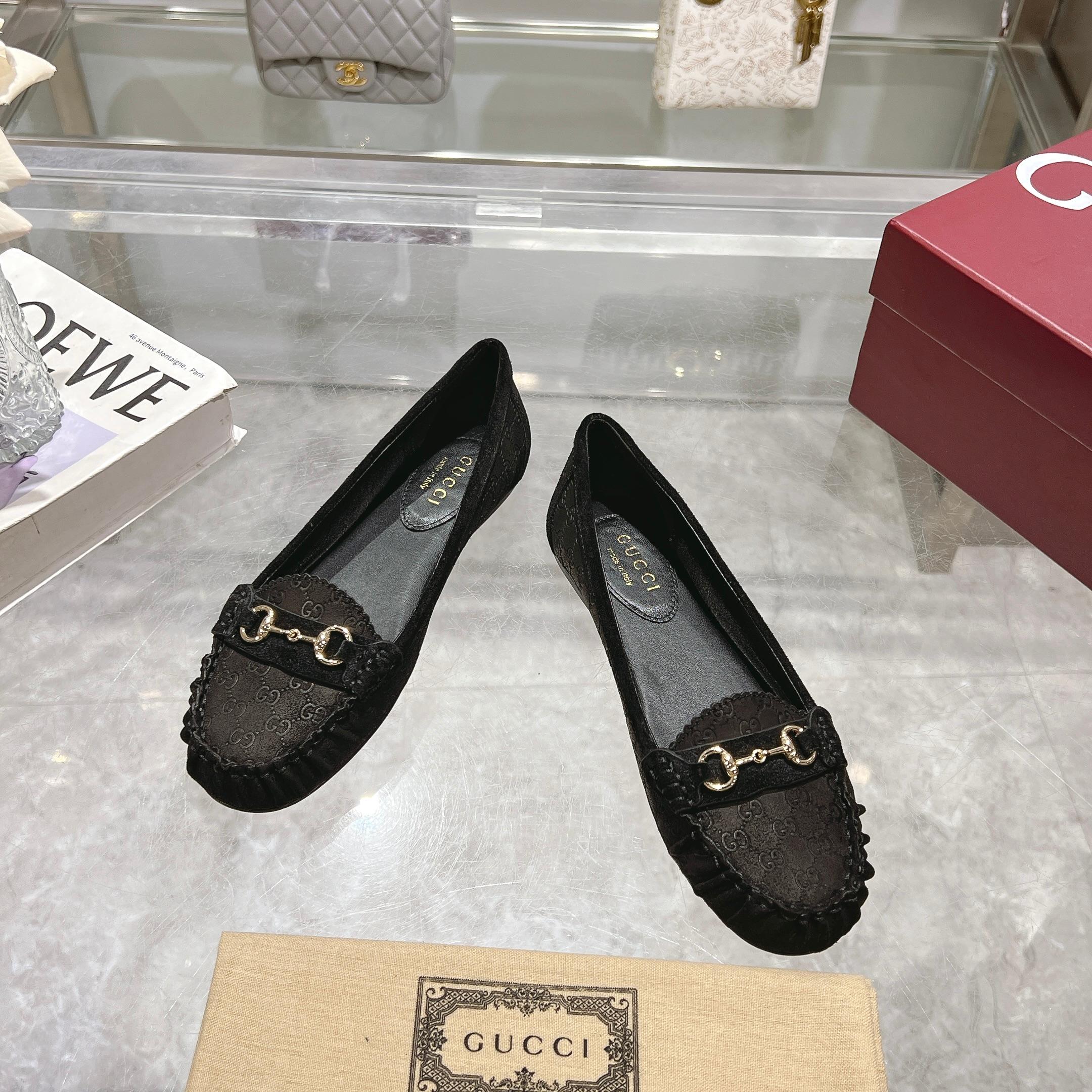 NO:167028,3657-3 Black (35-42) wardrobe essentials are elegant and renewed. This design is made with high-quality mini GG suede material, cleverly blending the brand’s classic heritage with modern exquisite charm. Classic horse buckle details are presented ingeniously with shiny light gold tones, adding elegant style to the fashionable and versatile silhouette. Black GG suede material Women’s Light gold tones accessories Leather lining Horse buckle Leather soles Flat soles Loafers198609093657-3 黑（35-42）衣橱必备单品优雅焕新.这款设计以优质迷你GG绒面材质匠心打造,巧妙融合品牌经典传承与现代精致魅力.经典马衔扣细节以闪亮的浅金色调配件匠心呈现,为时尚百搭的廓形增添典雅格调. 黑色GG绒面材质 女士 浅金色调配件 皮革衬里 马衔扣 皮革鞋底 平底,乐福鞋,loafers,Women's Shoes