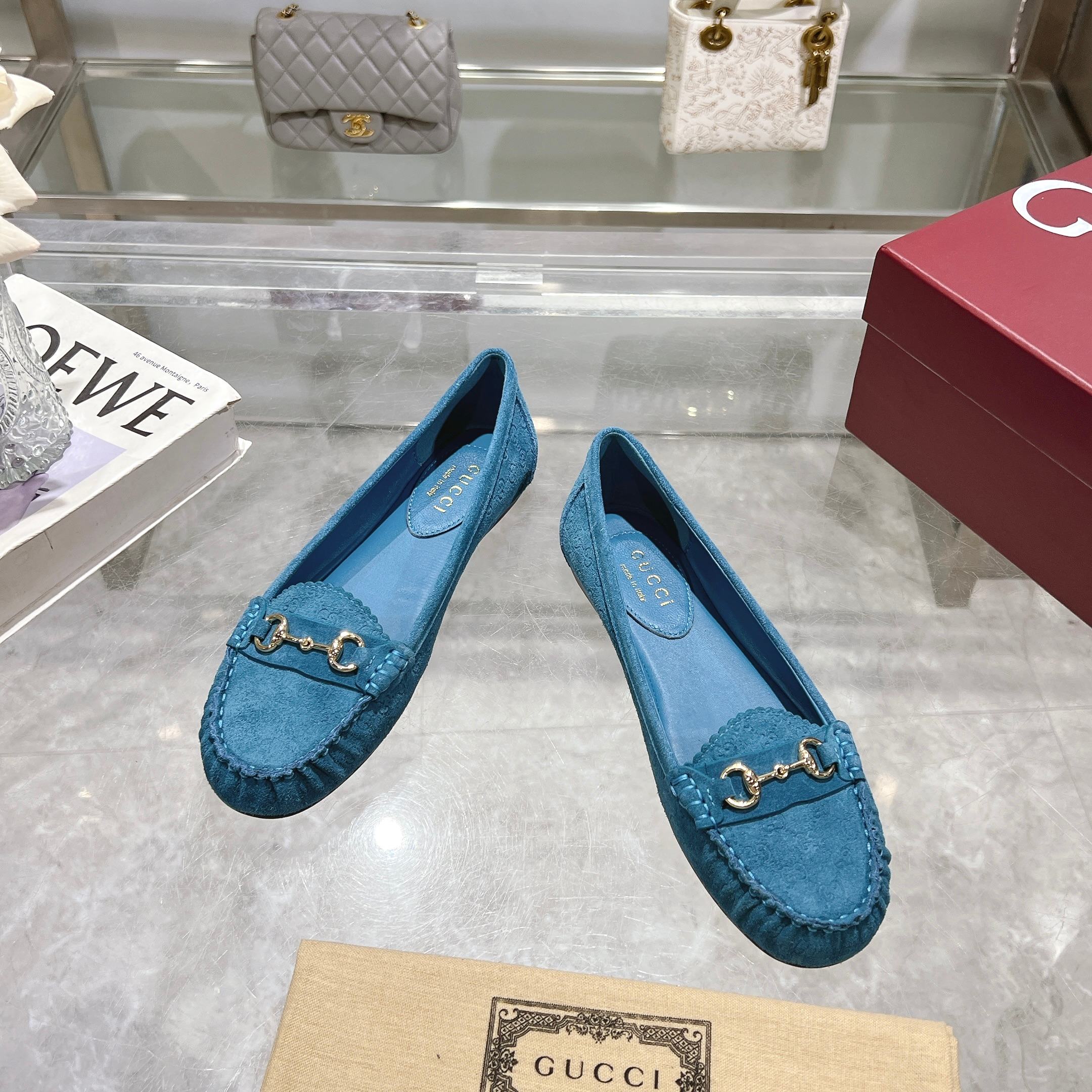 NO:167031,3657-3 Blue (35-42) wardrobe essentials are elegant and renewed. This design is made with high-quality mini GG suede material, cleverly blending the brand’s classic heritage with modern exquisite charm. Classic horse buckle details are presented ingeniously with shiny light gold tones, adding elegant style to the fashionable and versatile silhouette. Blue GG suede material Women’s Light gold tones accessories Leather lining Horse buckle Leather soles Flat soles Loafers198609093657-3 蓝（35-42）衣橱必备单品优雅焕新.这款设计以优质迷你GG绒面材质匠心打造,巧妙融合品牌经典传承与现代精致魅力.经典马衔扣细节以闪亮的浅金色调配件匠心呈现,为时尚百搭的廓形增添典雅格调. 蓝色GG绒面材质 女士 浅金色调配件 皮革衬里 马衔扣 皮革鞋底 平底,乐福鞋,loafers,Women's Shoes