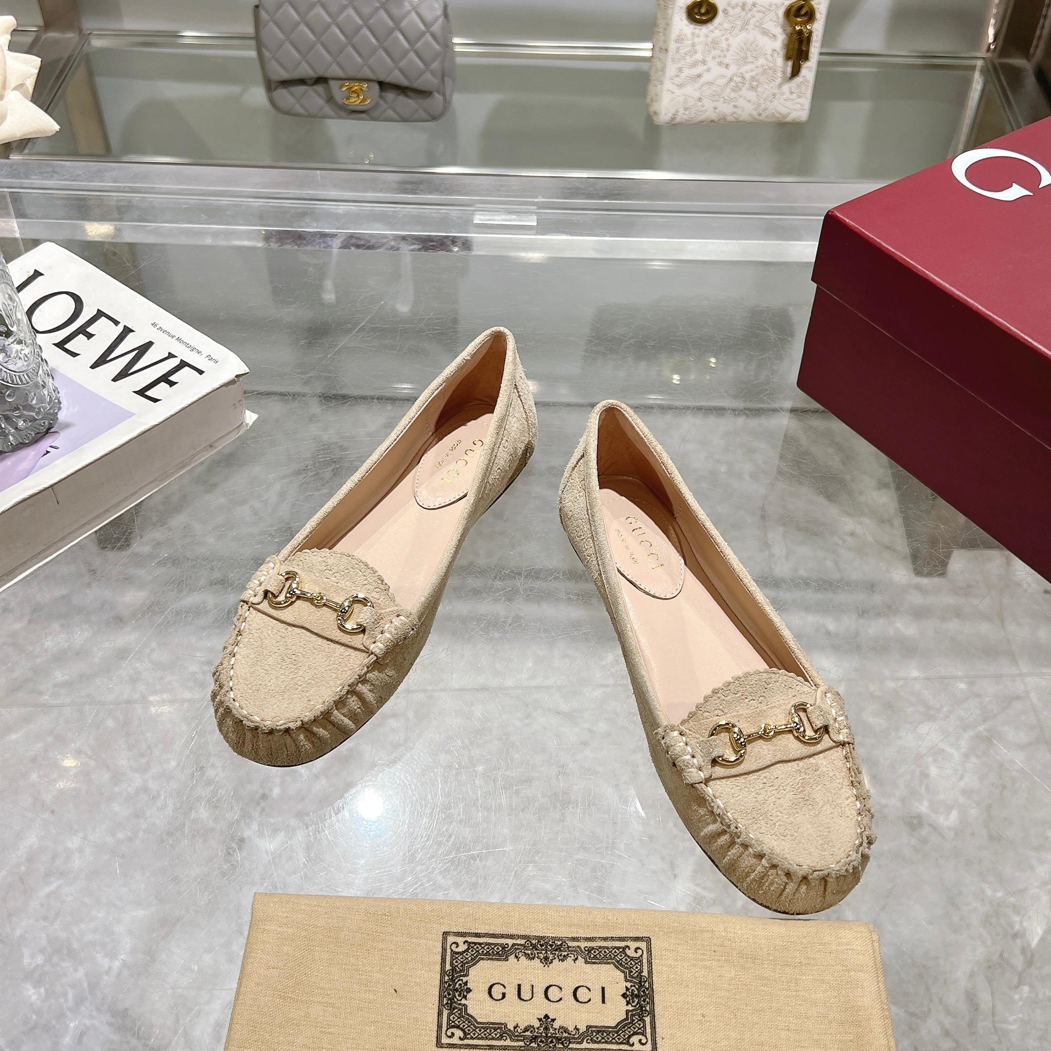 NO:167033,3657-3 Khaki (35-42) wardrobe essentials are elegant and renewed. This design is made with high-quality mini GG suede material, cleverly blending the brand's classic heritage with modern exquisite charm. The details of the classic horse buckle are presented ingeniously with shiny light gold tones, adding elegant style to the fashionable and versatile silhouette. Bianqi Mini GG suede material Women's Light Gold tones Accessories Leather lining Horse buckle Leather soles Flat soles Loafers Loafers198609093657-3 卡其（35-42）衣橱必备单品优雅焕新.这款设计以优质迷你GG绒面材质匠心打造,巧妙融合品牌经典传承与现代精致魅力.经典马衔扣细节以闪亮的浅金色调配件匠心呈现,为时尚百搭的廓形增添典雅格调. 卞其迷你GG绒面材质 女士 浅金色调配件 皮革衬里 马衔扣 皮革鞋底 平底,乐福鞋,loafers,Women's Shoes