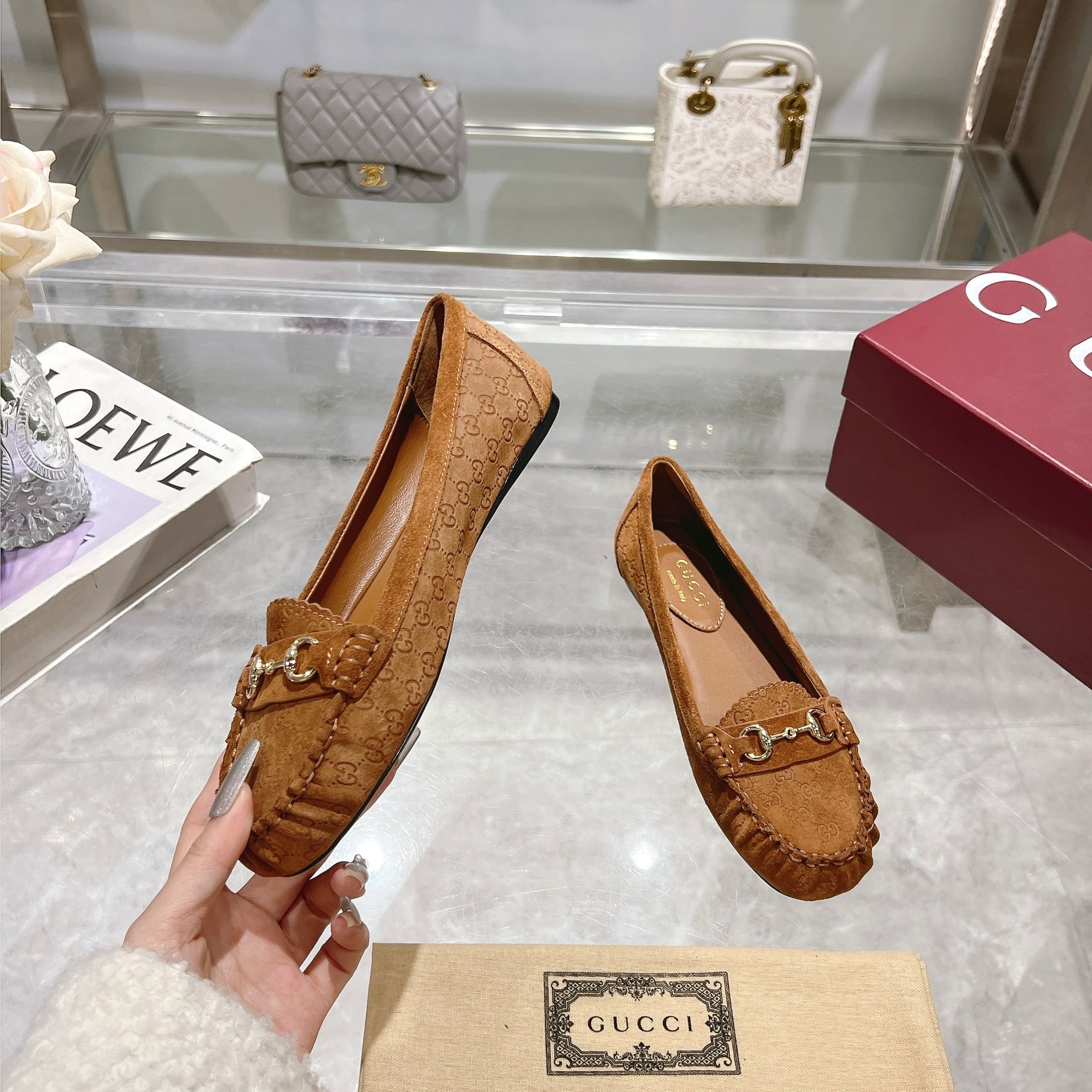 NO:167034,3657-3 Brown (35-42) wardrobe essentials are elegant and renewed. This design is made with high-quality mini GG suede material, cleverly blending the brand’s classic heritage with modern exquisite charm. Classic horse buckle details are presented ingeniously with shiny light gold tones, adding elegant style to the fashionable and versatile silhouette. Brown mini GG suede material Women’s Light gold tones accessories Leather lining Horse buckle Leather soles Flat soles Loafers198609093657-3 棕（35-42）衣橱必备单品优雅焕新.这款设计以优质迷你GG绒面材质匠心打造,巧妙融合品牌经典传承与现代精致魅力.经典马衔扣细节以闪亮的浅金色调配件匠心呈现,为时尚百搭的廓形增添典雅格调. 棕色迷你GG绒面材质 女士 浅金色调配件 皮革衬里 马衔扣 皮革鞋底 平底,乐福鞋,loafers,Women's Shoes